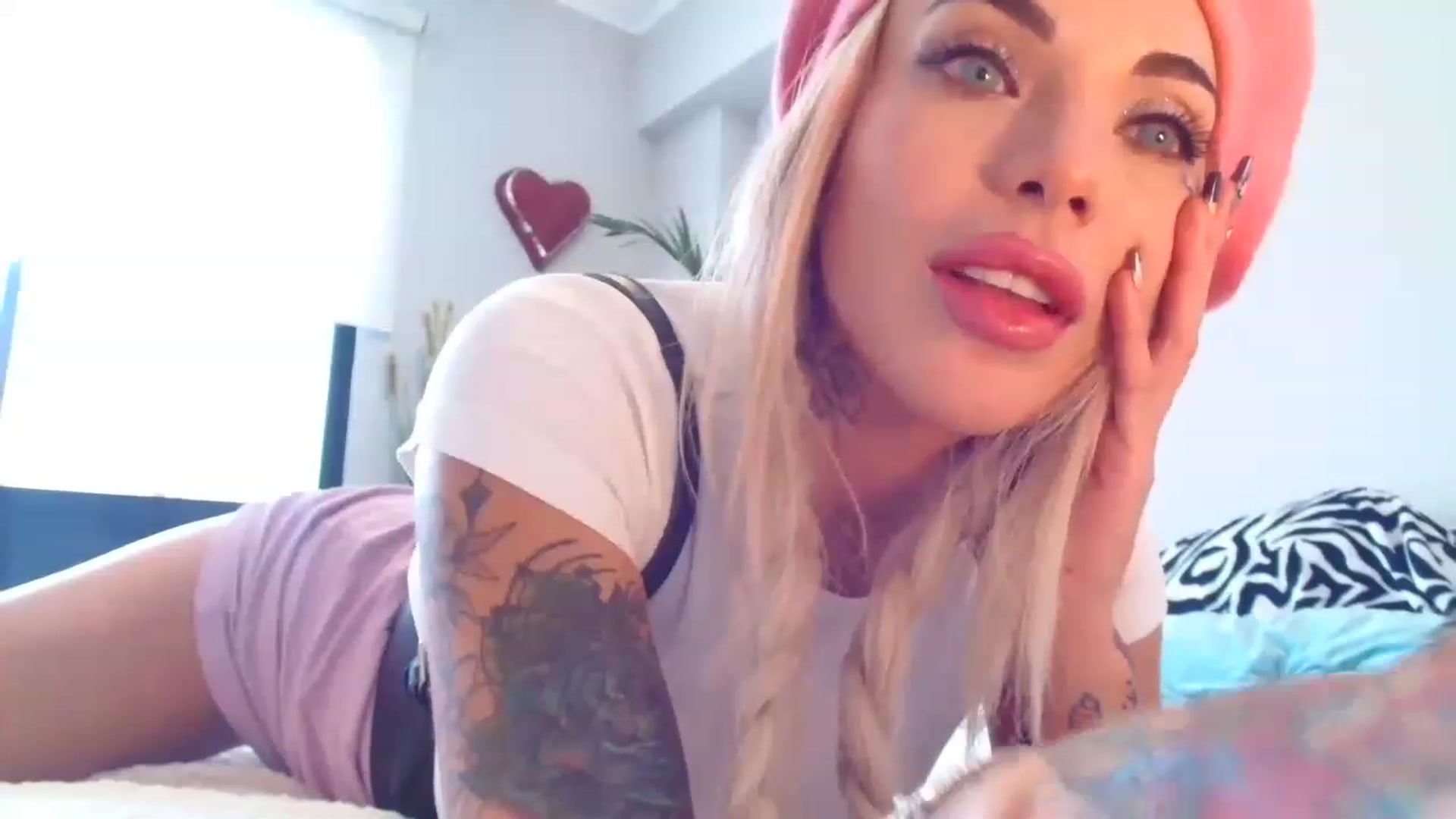 Gallery image thumbnail from panther_queen's myfreecams stream on, 11/17/2022, 16:38 image 9 of 20