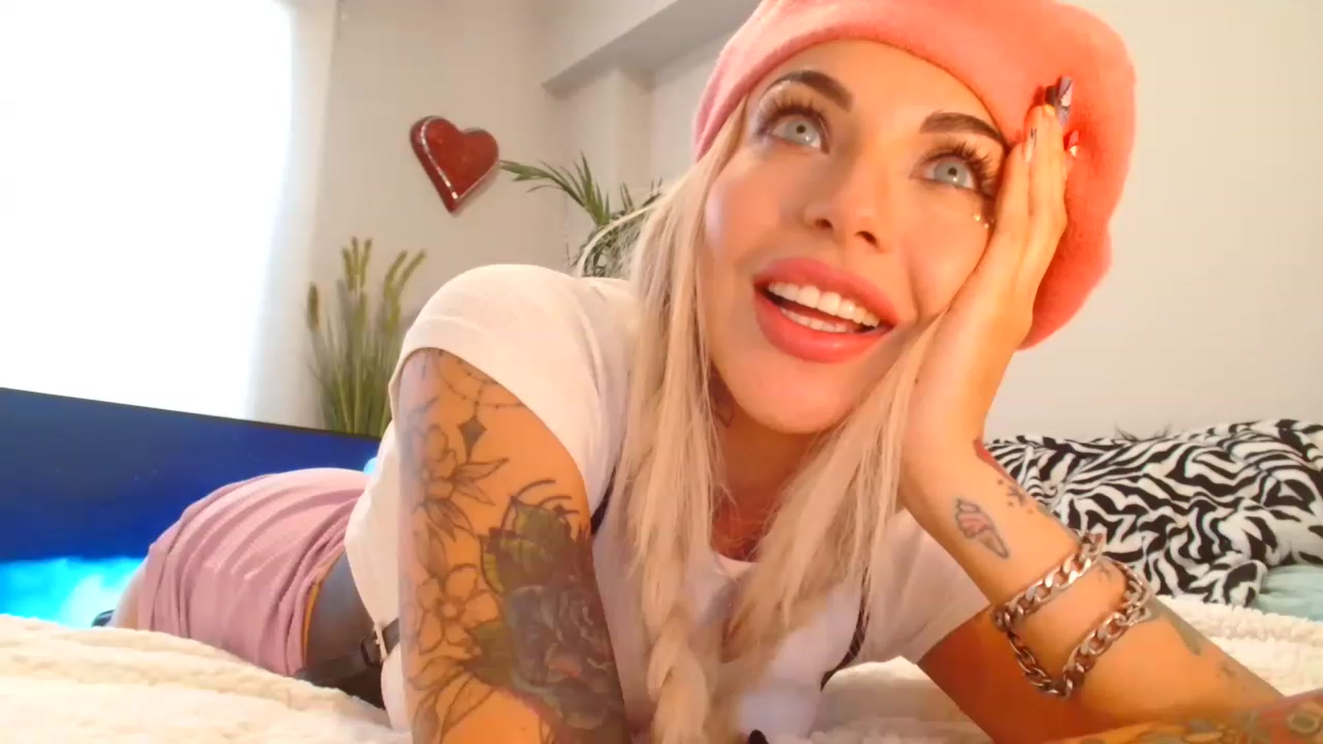 Gallery image thumbnail from panther_queen's myfreecams stream on, 11/17/2022, 22:53 image 16 of 20