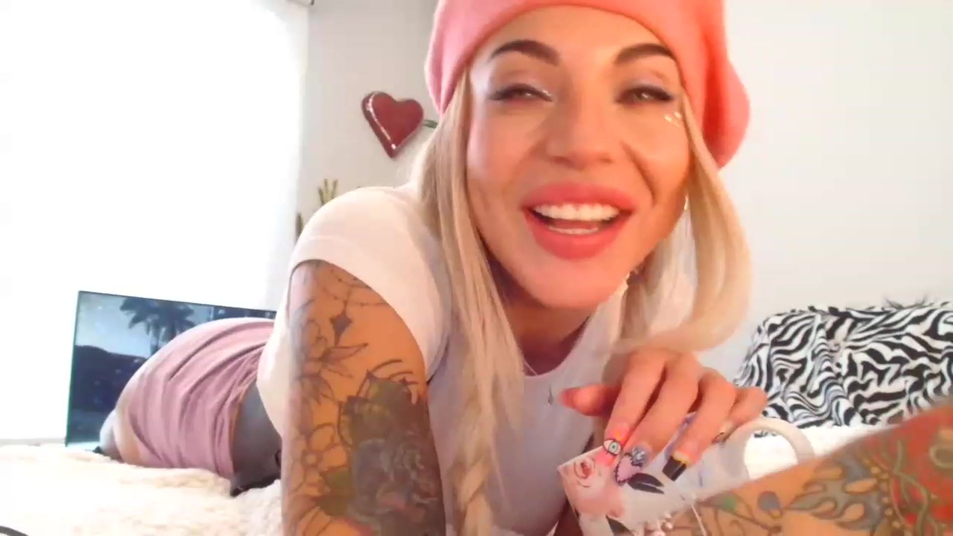 Gallery image thumbnail from panther_queen's myfreecams stream on, 11/17/2022, 22:53 image 3 of 20