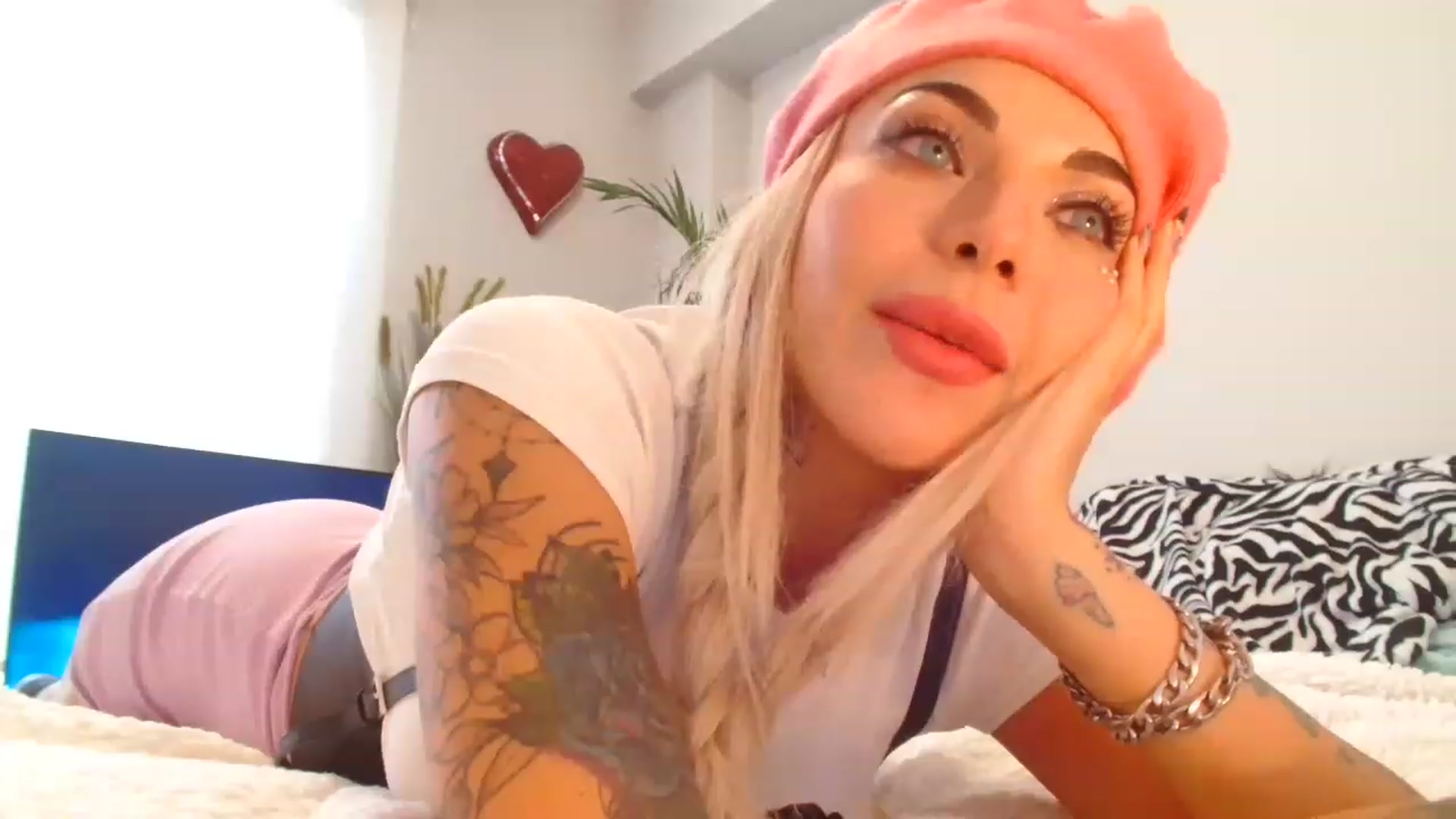 Gallery image thumbnail from panther_queen's myfreecams stream on, 11/17/2022, 22:53 image 9 of 20