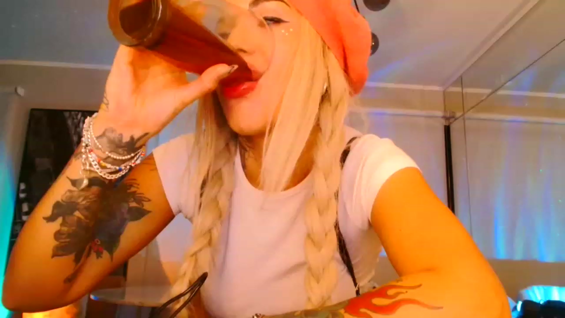 Gallery image thumbnail from panther_queen's myfreecams stream on, 11/18/2022, 02:18 image 14 of 20
