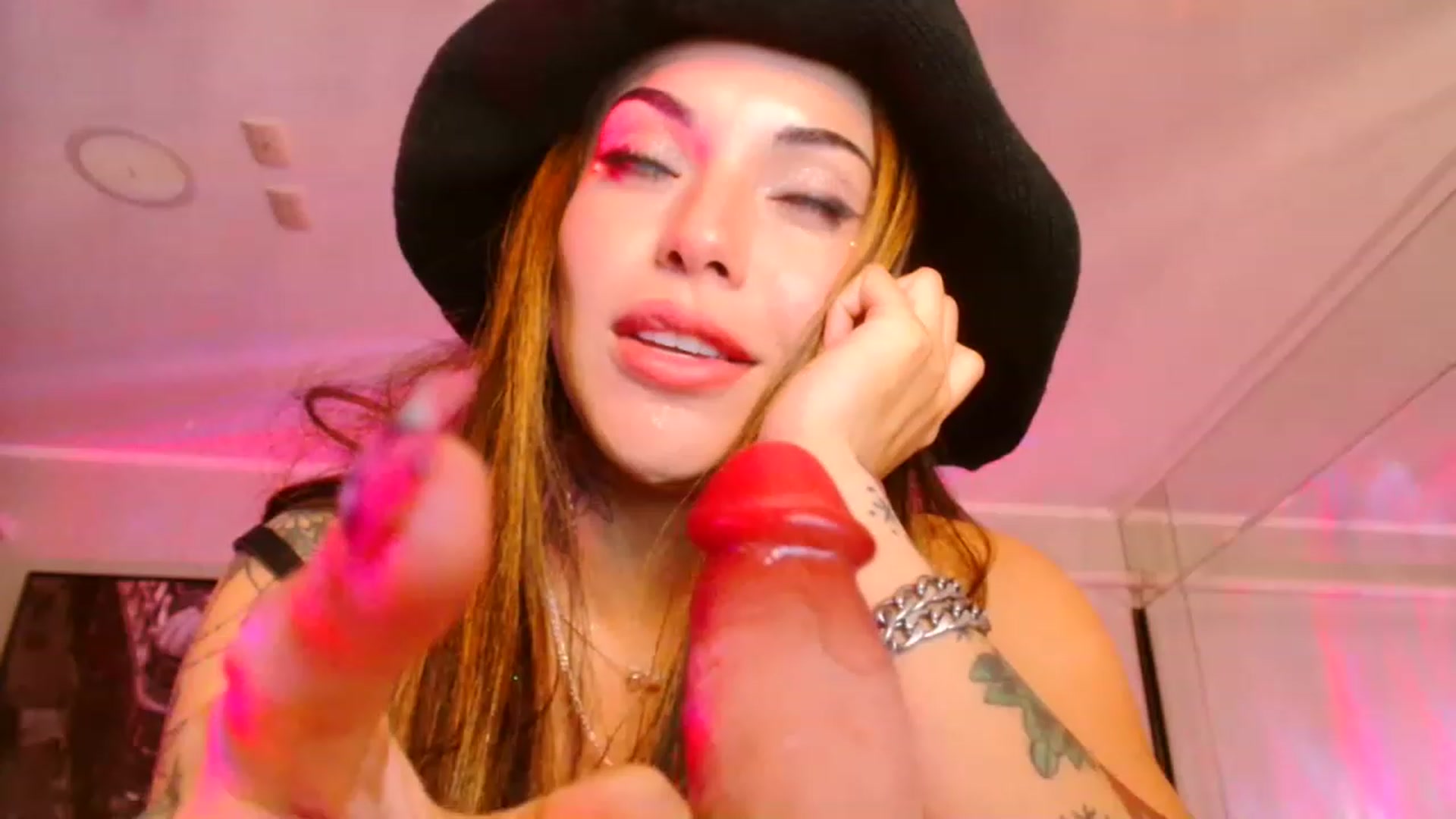 Gallery image thumbnail from panther_queen's myfreecams stream on, 11/19/2022, 01:25 image 19 of 20
