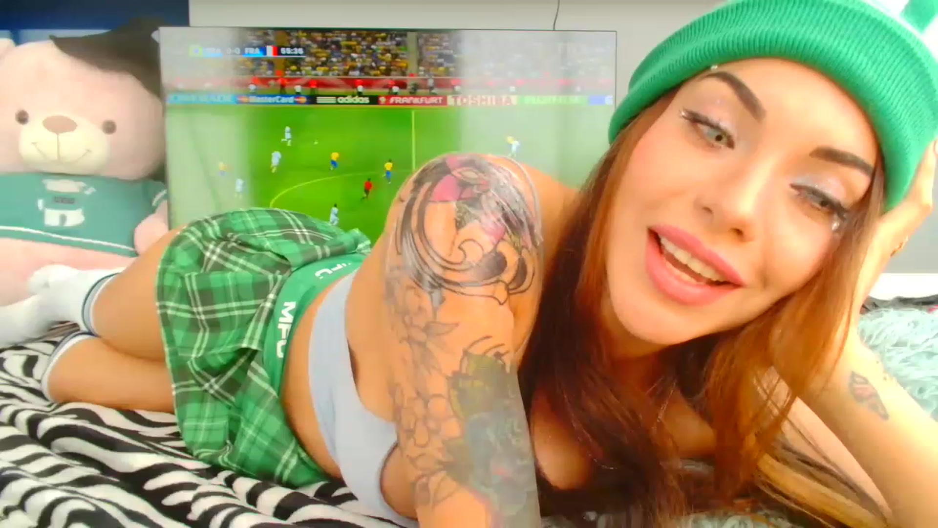 Gallery image thumbnail from panther_queen's myfreecams stream on, 11/21/2022, 18:10 image 7 of 20