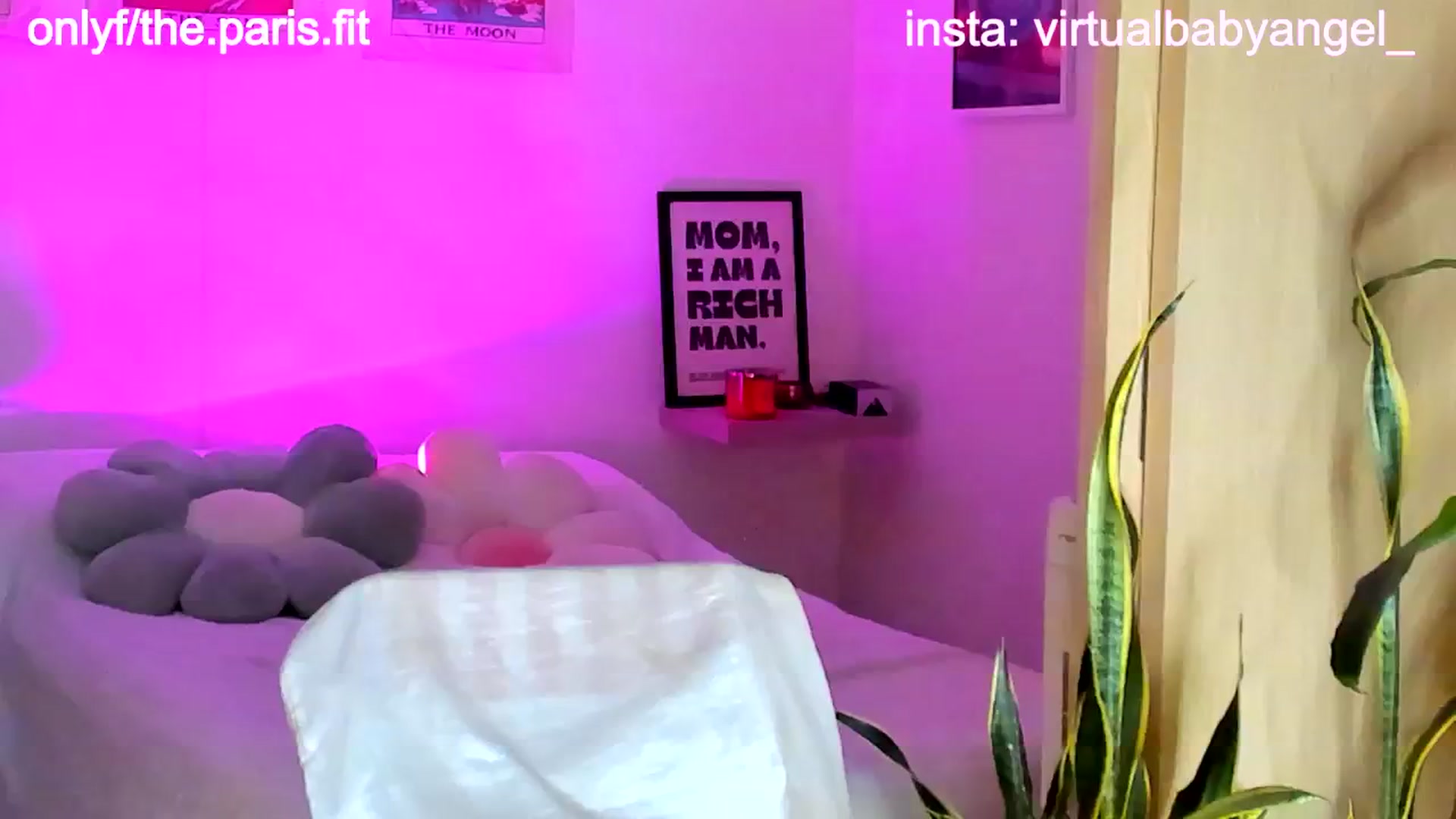 Gallery image thumbnail from paris_texas's myfreecams stream on, 01/08/2025, 24:31 image 18 of 20