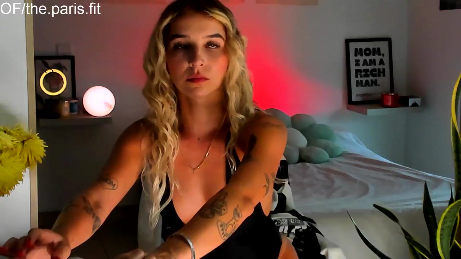 Gallery image thumbnail from paris_texas's myfreecams stream on, 02/17/2025, 20:22 image 17 of 20