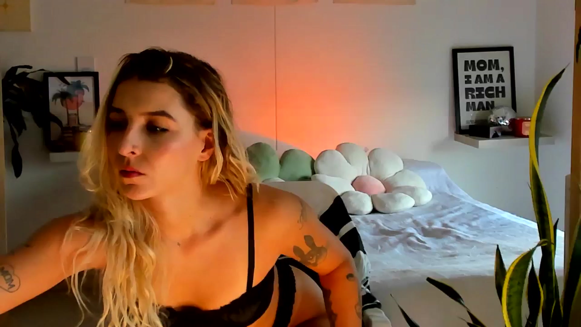 Gallery image thumbnail from paris_texas's myfreecams stream on, 04/18/2025, 17:31 image 3 of 20