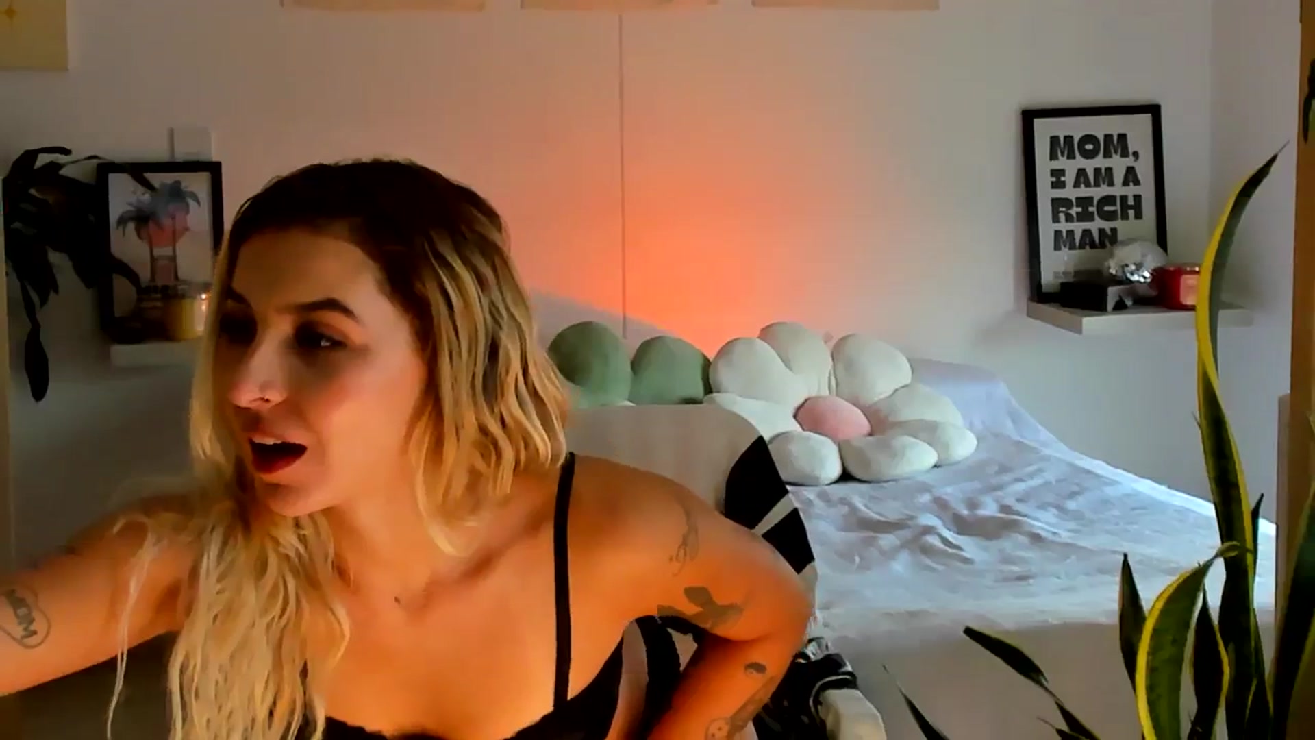 Gallery image thumbnail from paris_texas's myfreecams stream on, 04/18/2025, 17:31 image 17 of 20