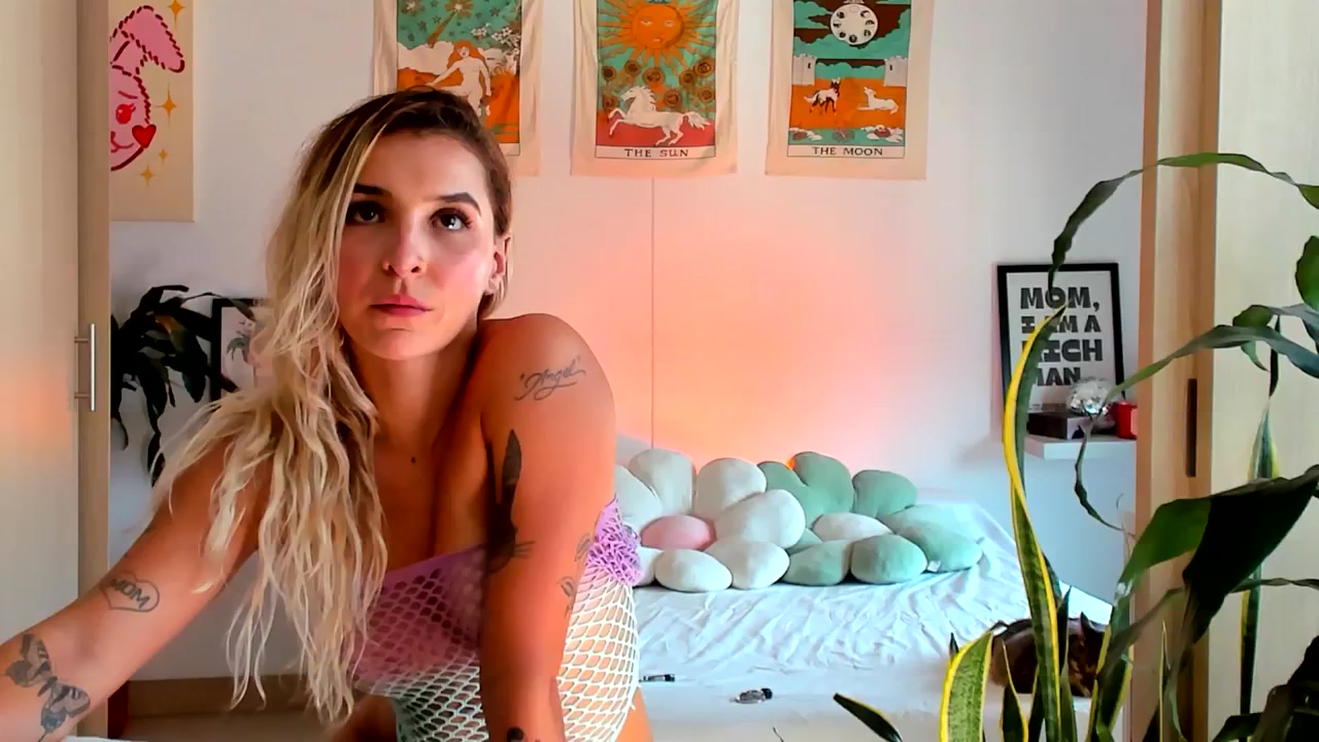 Gallery image thumbnail from paris_texas's myfreecams stream on, 04/19/2025, 22:17 image 9 of 20