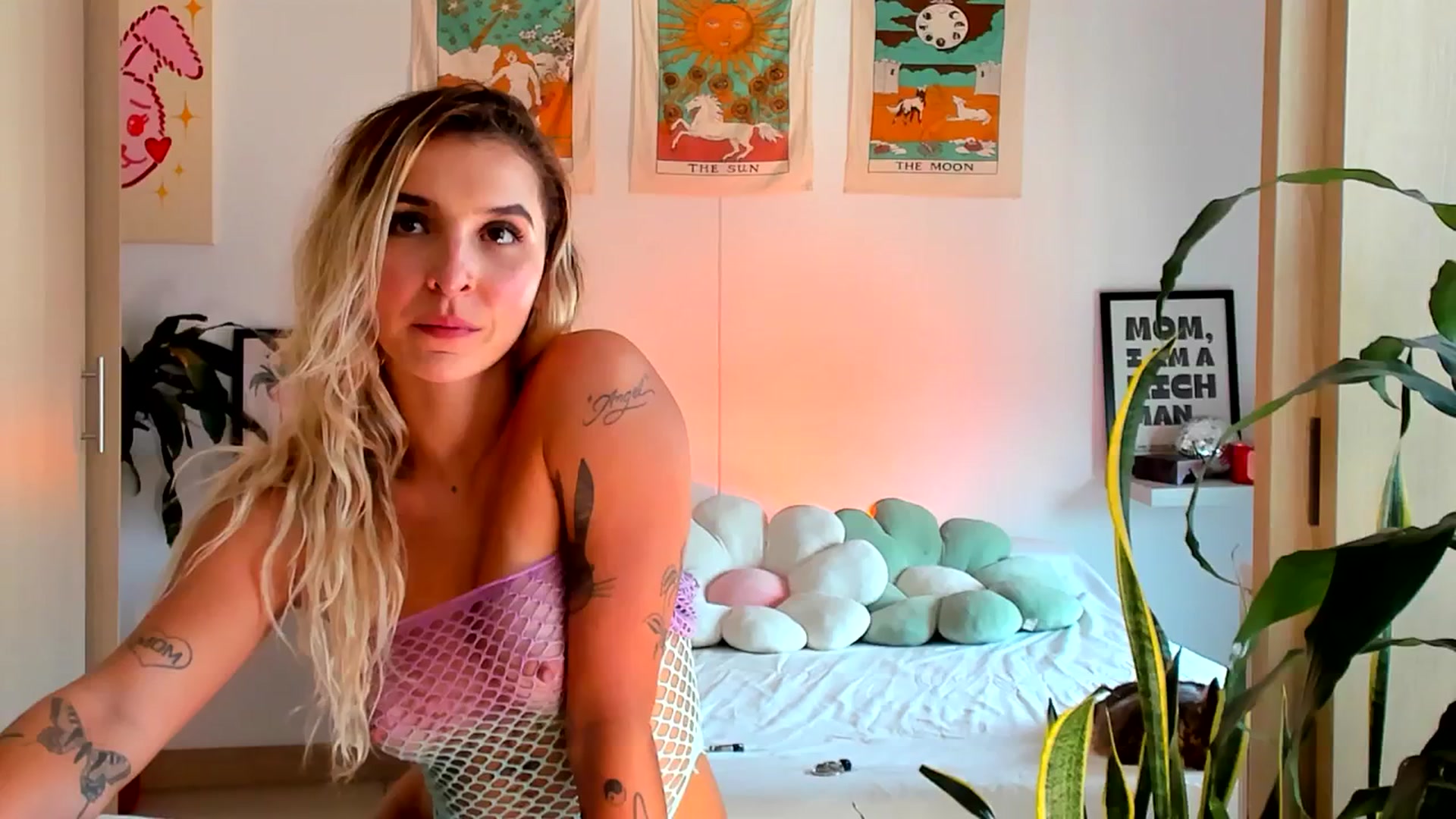 Gallery image thumbnail from paris_texas's myfreecams stream on, 04/19/2025, 22:17 image 7 of 20
