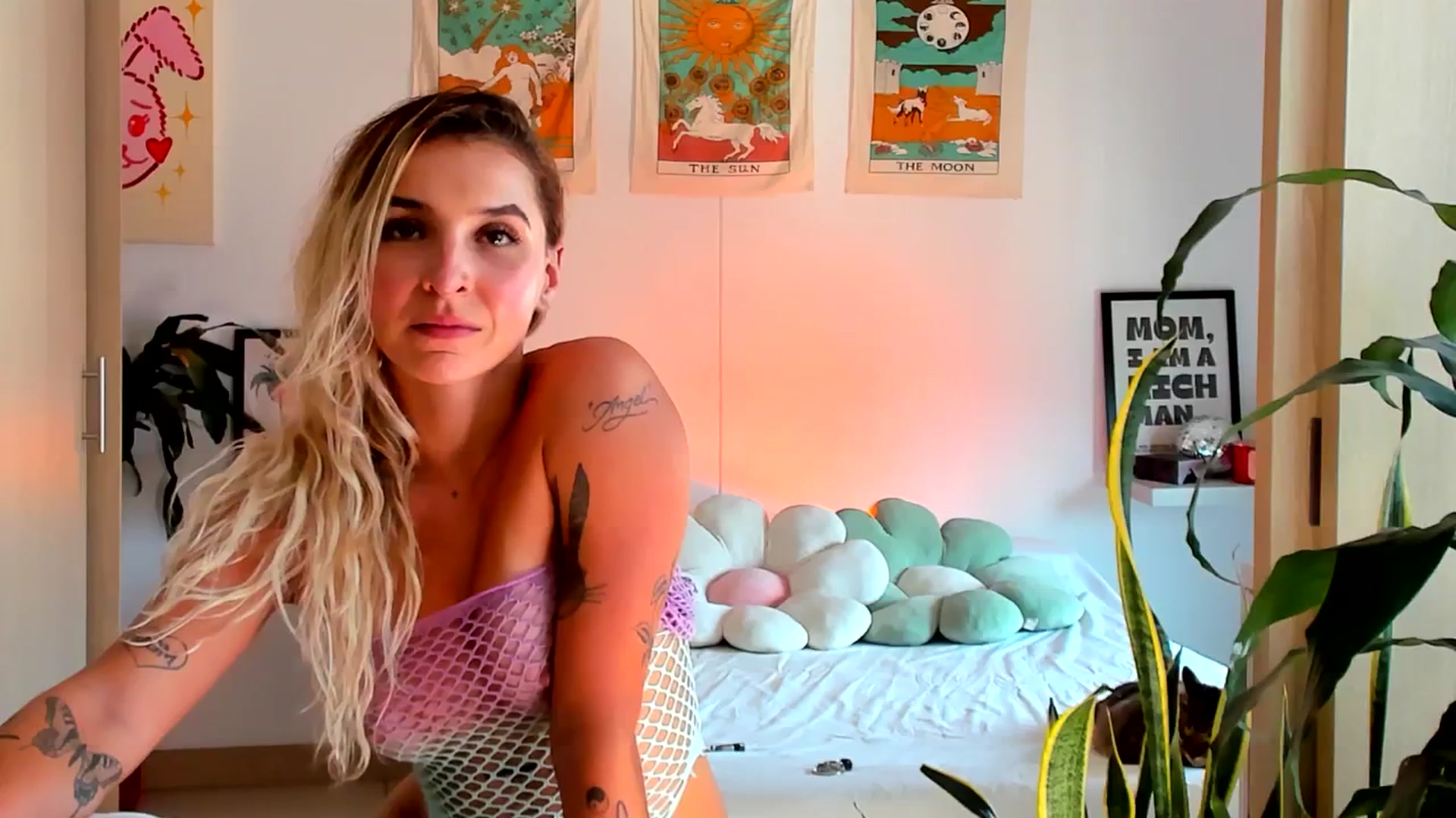Gallery image thumbnail from paris_texas's myfreecams stream on, 04/19/2025, 22:17 image 8 of 20