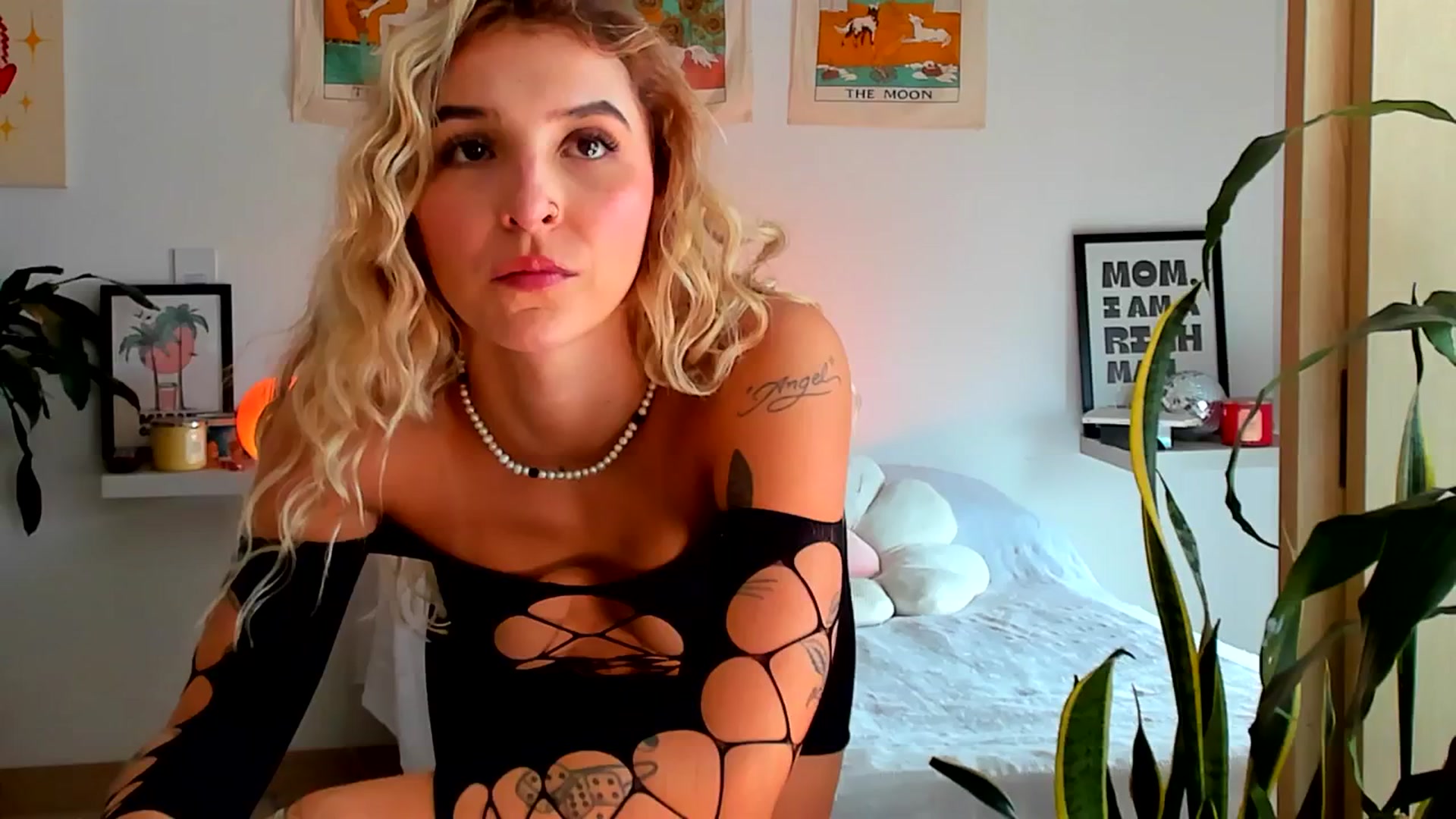 Gallery image thumbnail from paris_texas's myfreecams stream on, 05/08/2025, 18:19 image 5 of 20