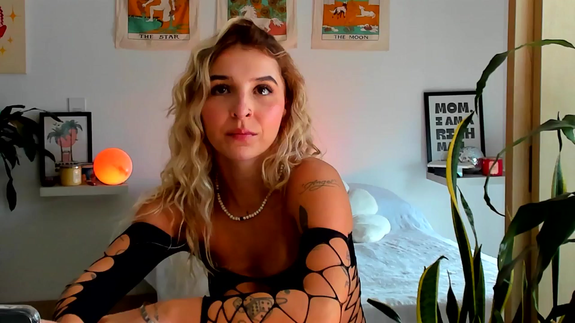 Gallery image thumbnail from paris_texas's myfreecams stream on, 05/08/2025, 18:19 image 2 of 20