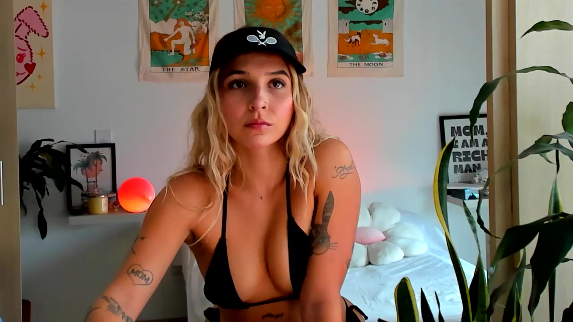 Gallery image thumbnail from paris_texas's myfreecams stream on, 05/20/2025, 18:29 image 8 of 20