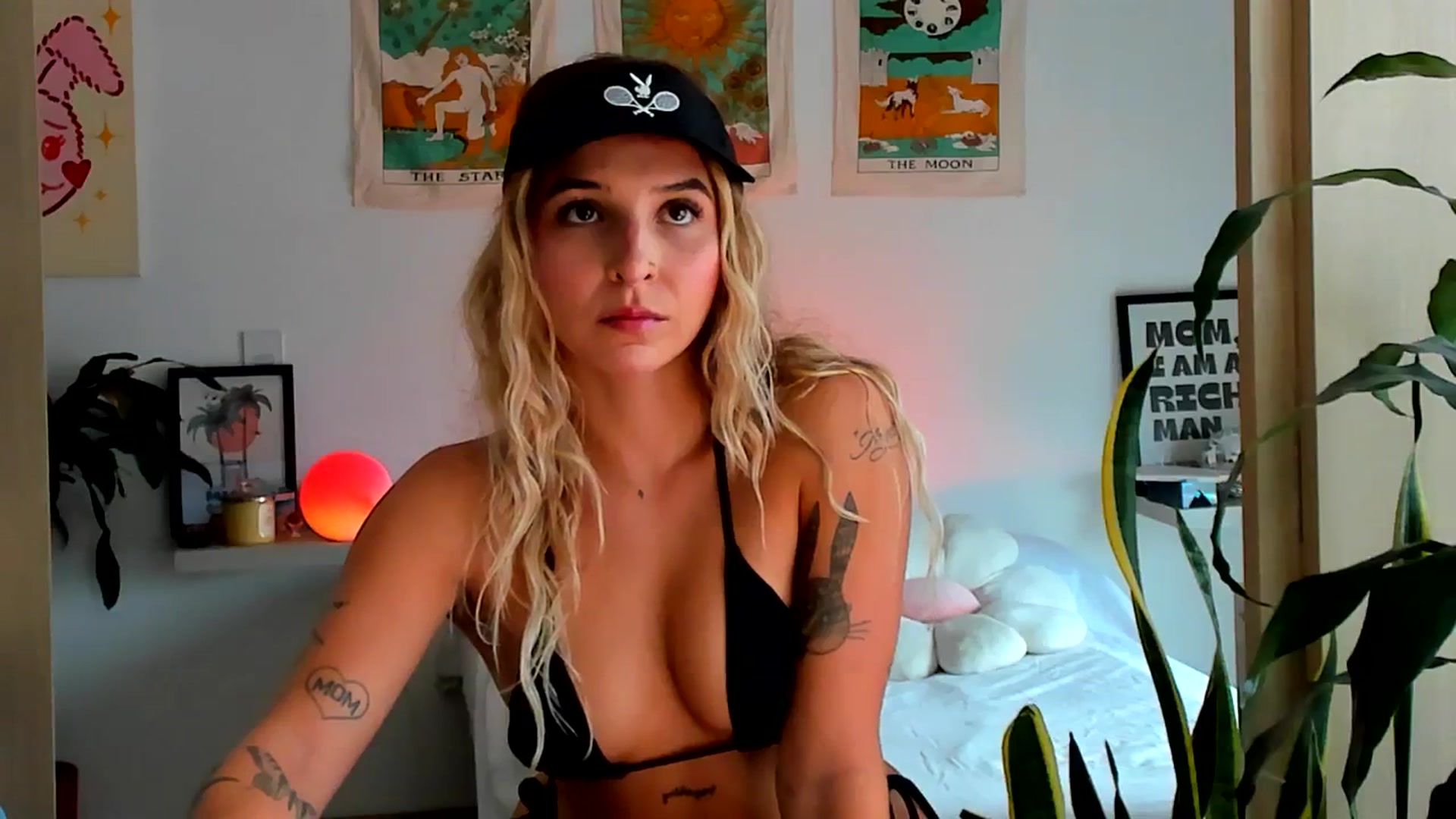 Gallery image thumbnail from paris_texas's myfreecams stream on, 05/20/2025, 18:29 image 14 of 20