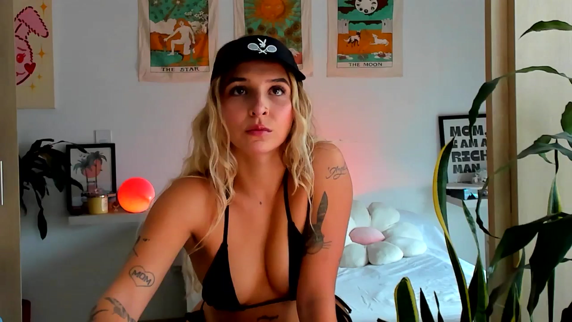 Gallery image thumbnail from paris_texas's myfreecams stream on, 05/20/2025, 18:29 image 6 of 20