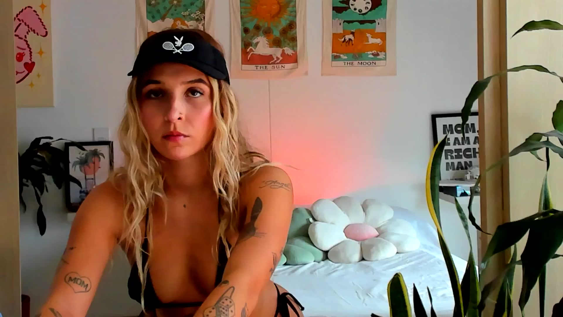 Gallery image thumbnail from paris_texas's myfreecams stream on, 05/20/2025, 18:29 image 12 of 20