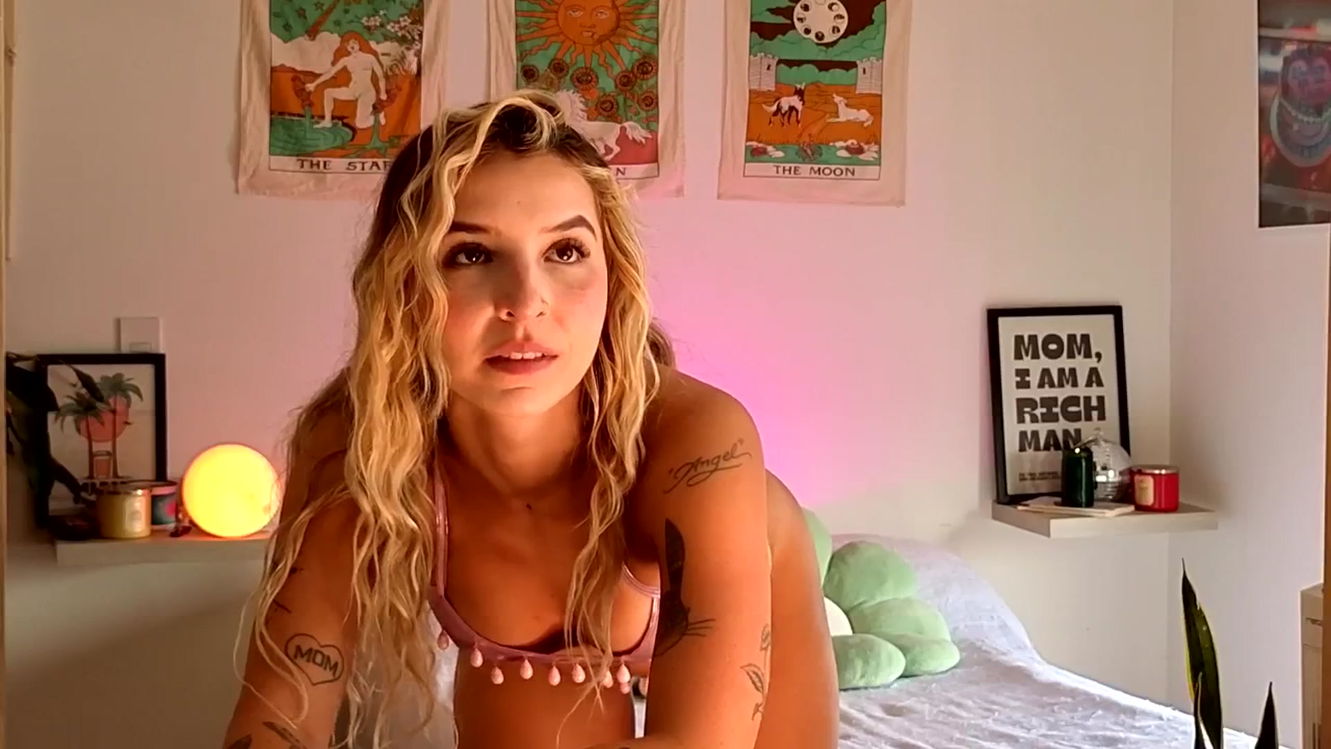 Gallery image thumbnail from paris_texas's myfreecams stream on, 08/18/2025, 19:01 image 2 of 20