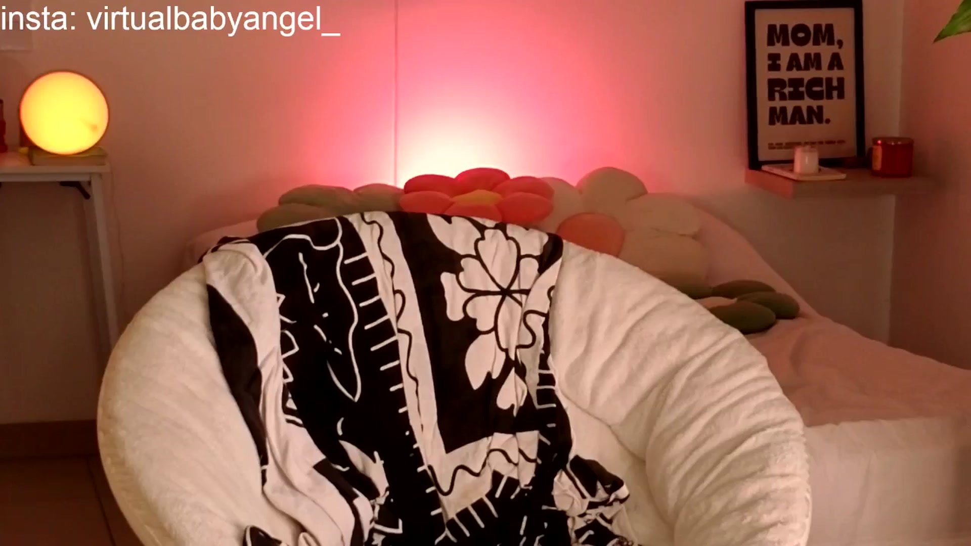 Gallery image thumbnail from paris_texas's myfreecams stream on, 11/13/2025, 21:22 image 17 of 20