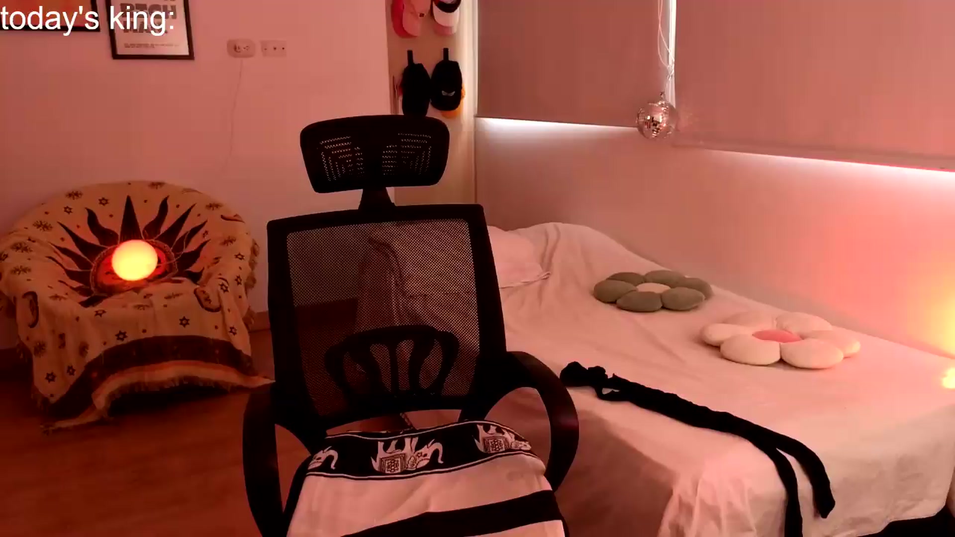 Gallery image thumbnail from paris_texas's myfreecams stream on, 06/25/2026, 17:08 image 1 of 20