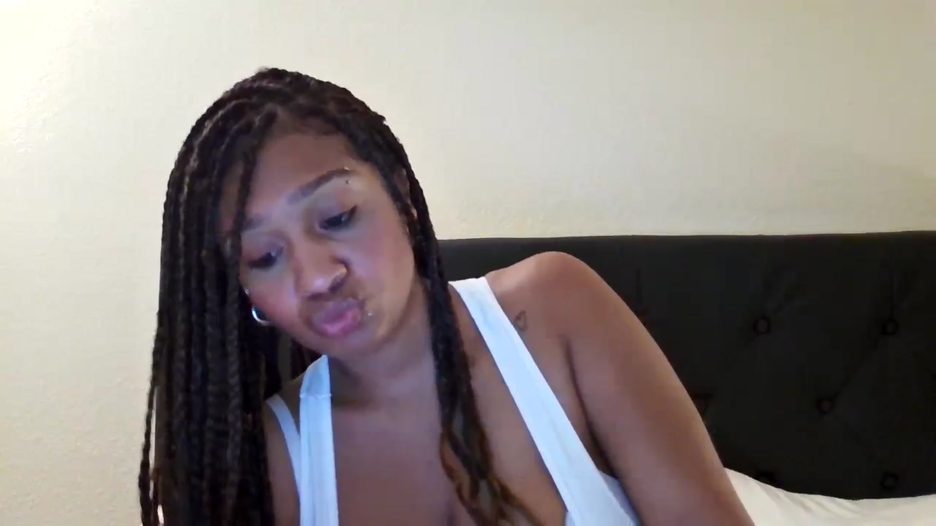 Gallery image thumbnail from pariscream's myfreecams stream on, 11/08/2023, 10:30 image 3 of 20