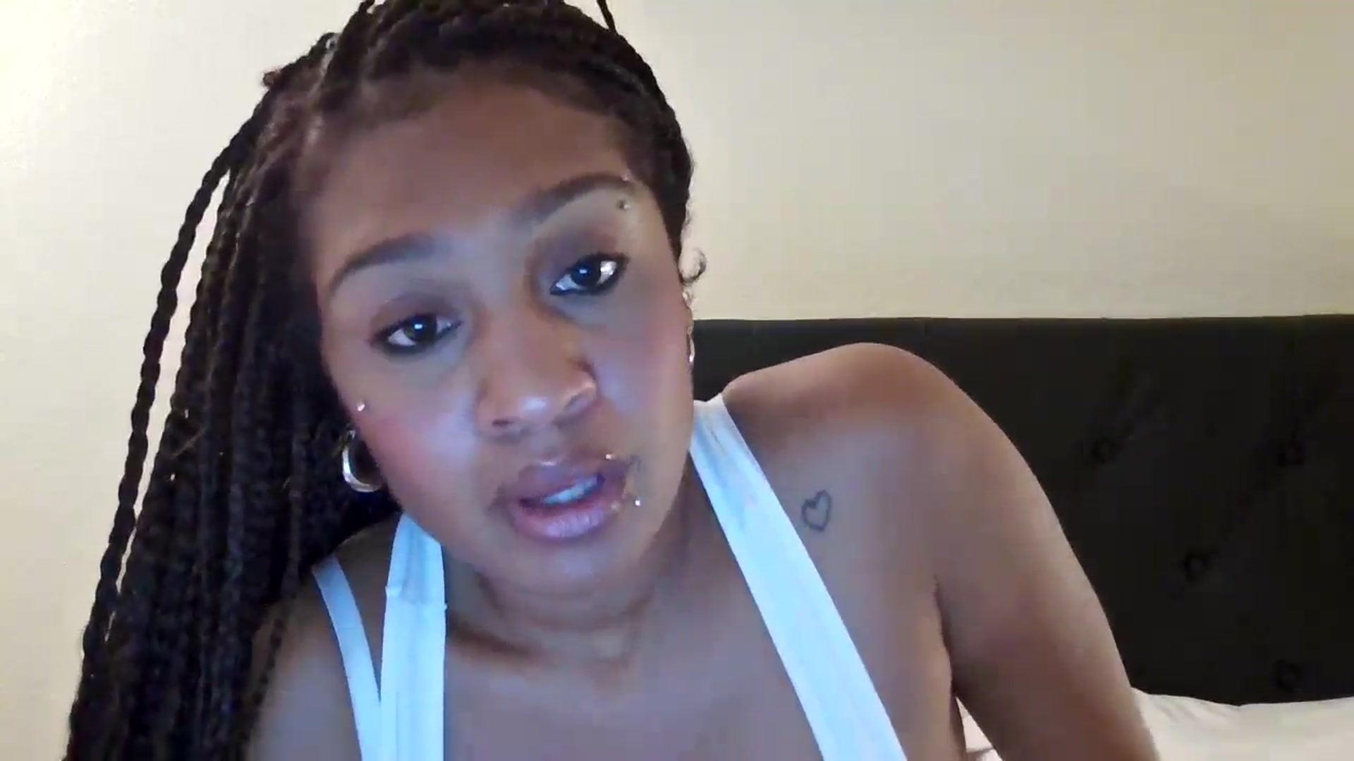 Gallery image thumbnail from pariscream's myfreecams stream on, 11/08/2023, 10:30 image 4 of 20