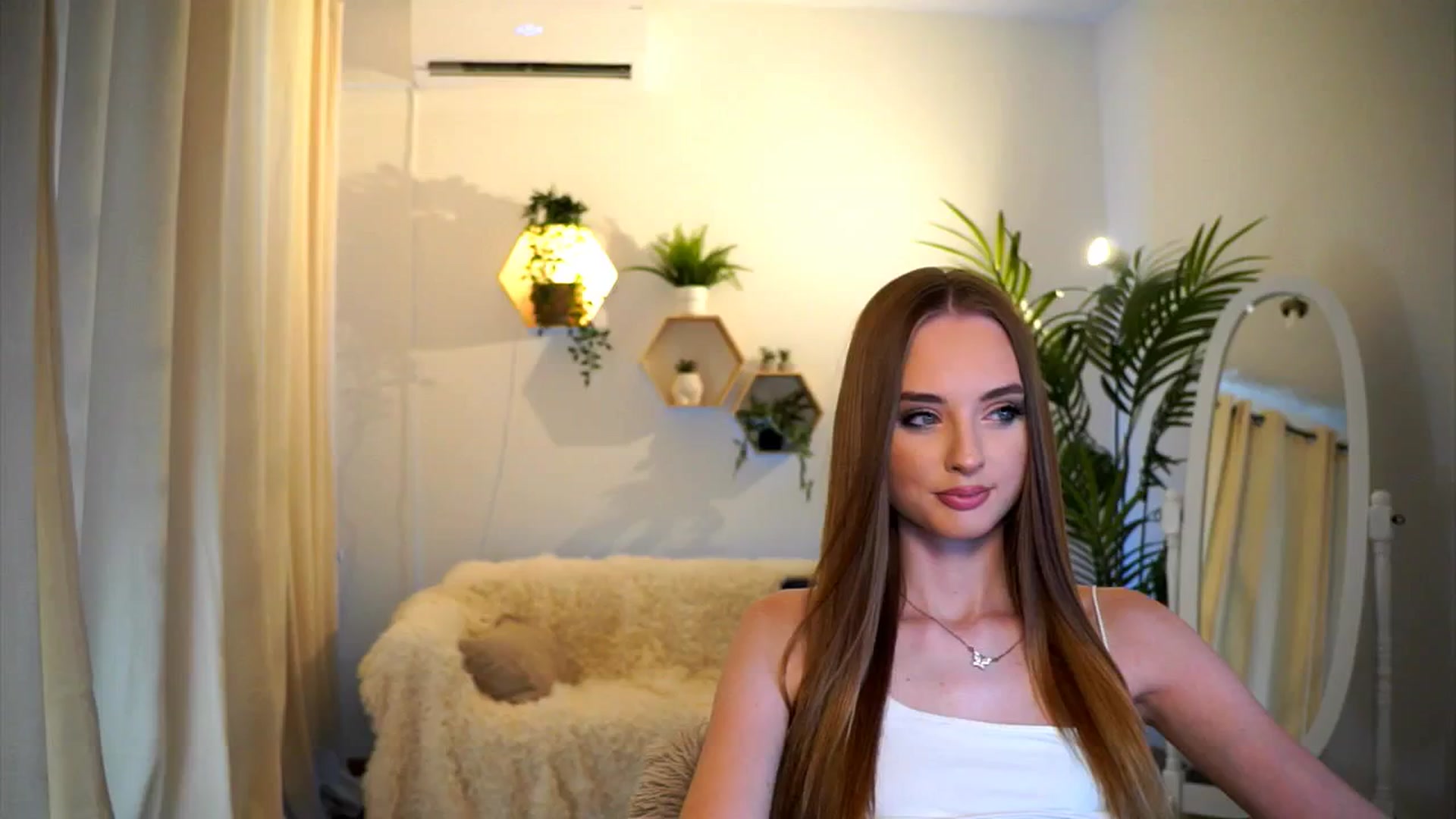 Gallery image thumbnail from petitegonwild's myfreecams stream on, 08/11/2024, 14:26 image 7 of 20