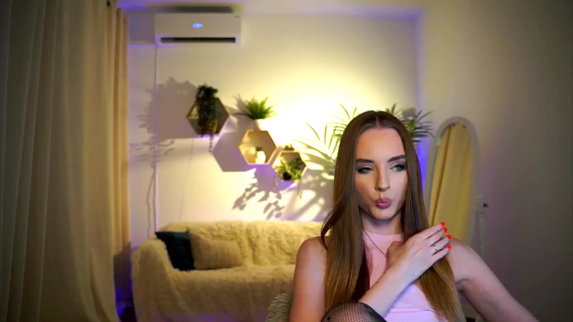 Gallery image thumbnail from petitegonwild's myfreecams stream on, 08/18/2024, 19:12 image 13 of 20