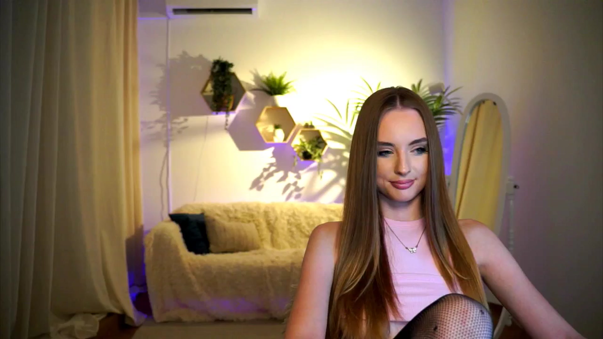 Gallery image thumbnail from petitegonwild's myfreecams stream on, 08/18/2024, 20:38 image 2 of 20