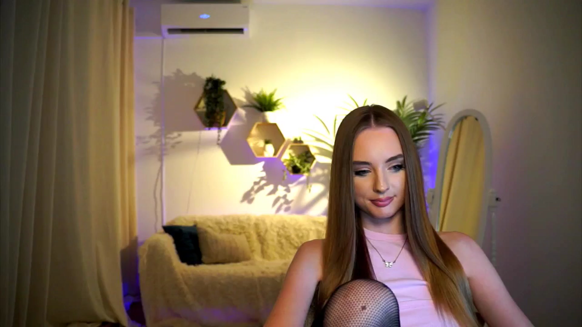 Gallery image thumbnail from petitegonwild's myfreecams stream on, 08/18/2024, 20:38 image 12 of 20