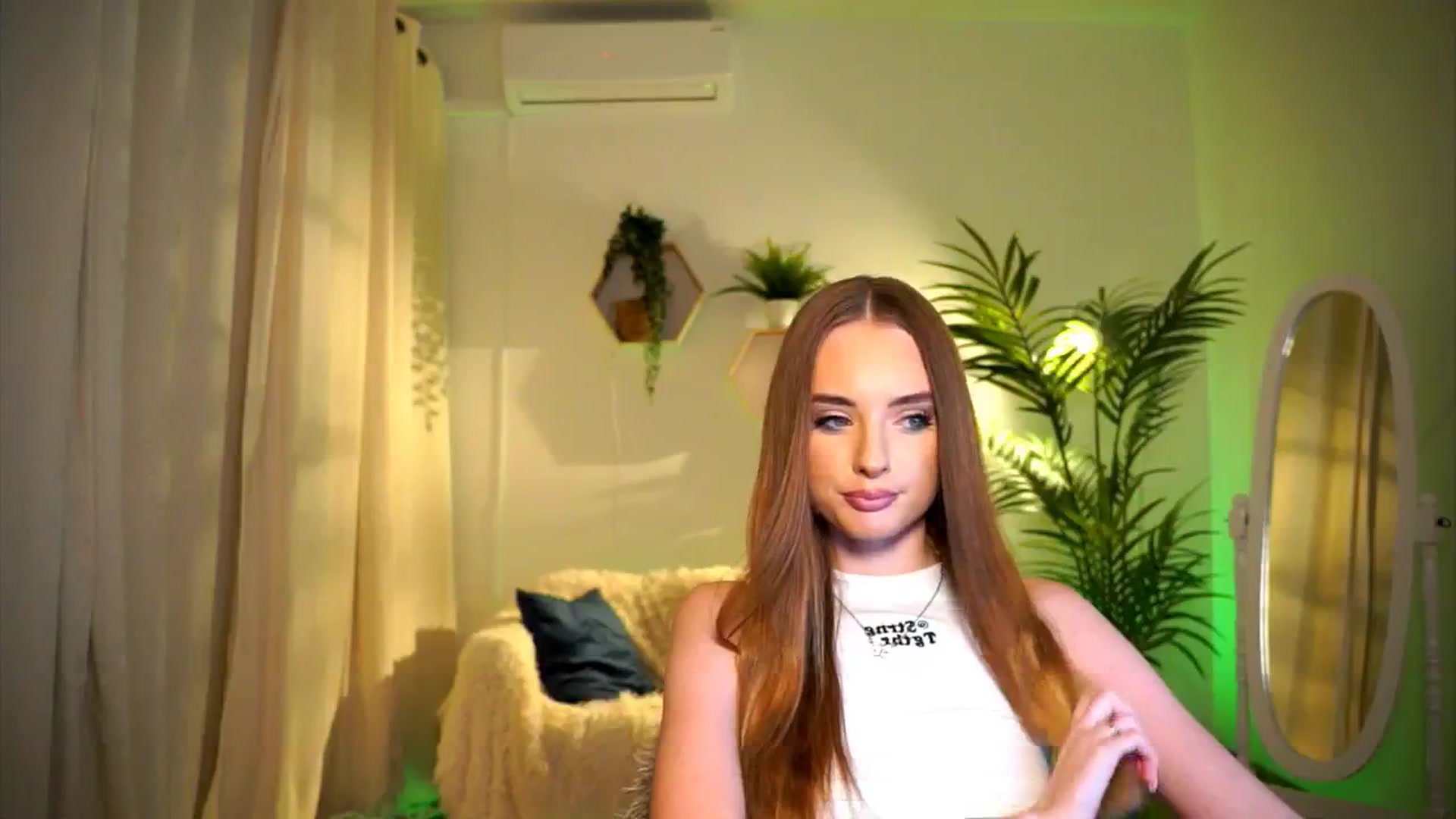 Gallery image thumbnail from petitegonwild's myfreecams stream on, 09/14/2024, 20:25 image 16 of 20