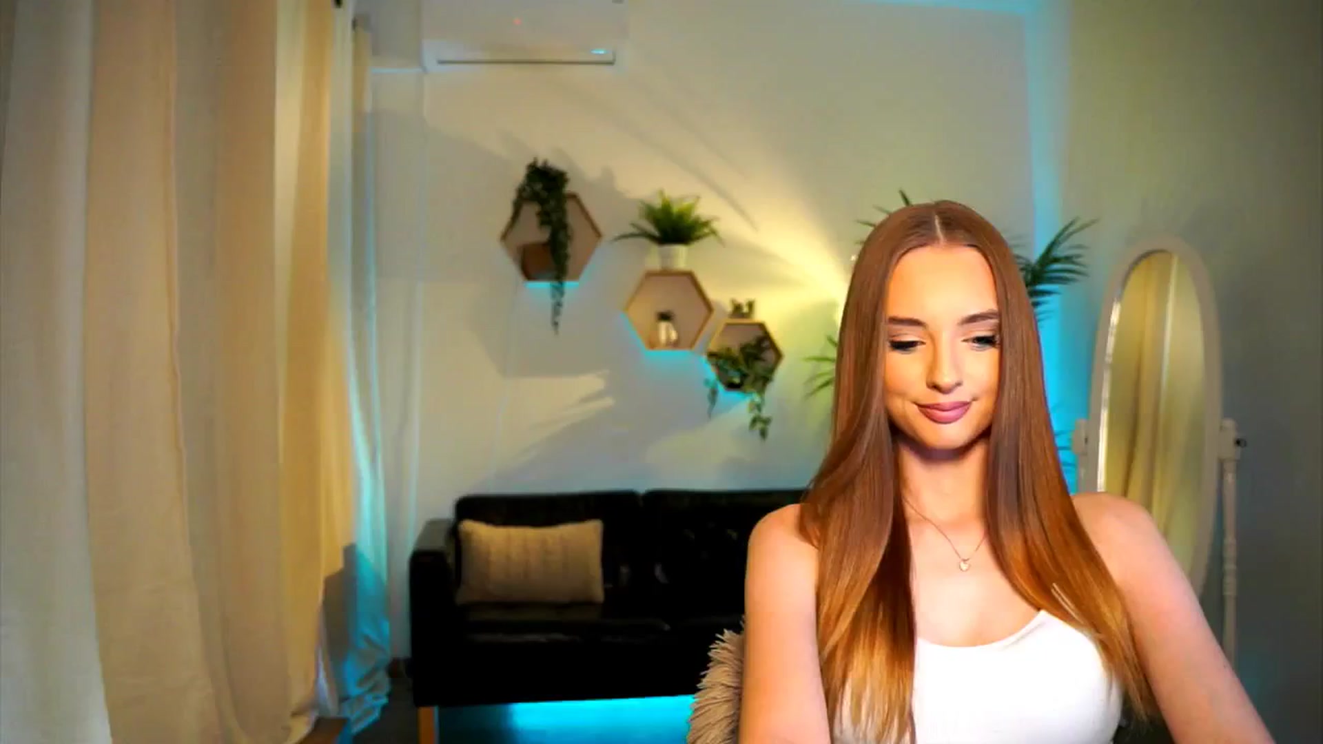 Gallery image thumbnail from petitegonwild's myfreecams stream on, 09/21/2024, 12:35 image 12 of 20