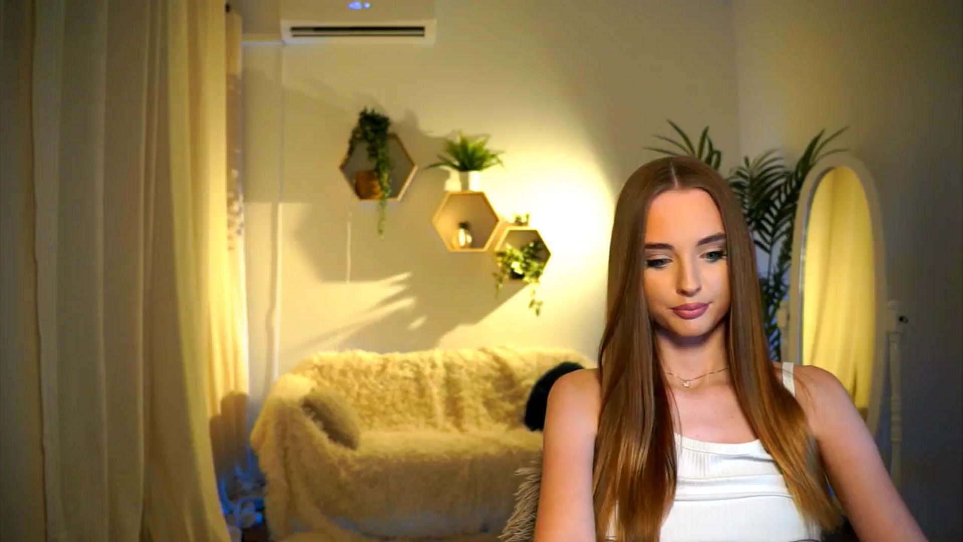 Gallery image thumbnail from petitegonwild's myfreecams stream on, 09/28/2024, 18:40 image 7 of 20