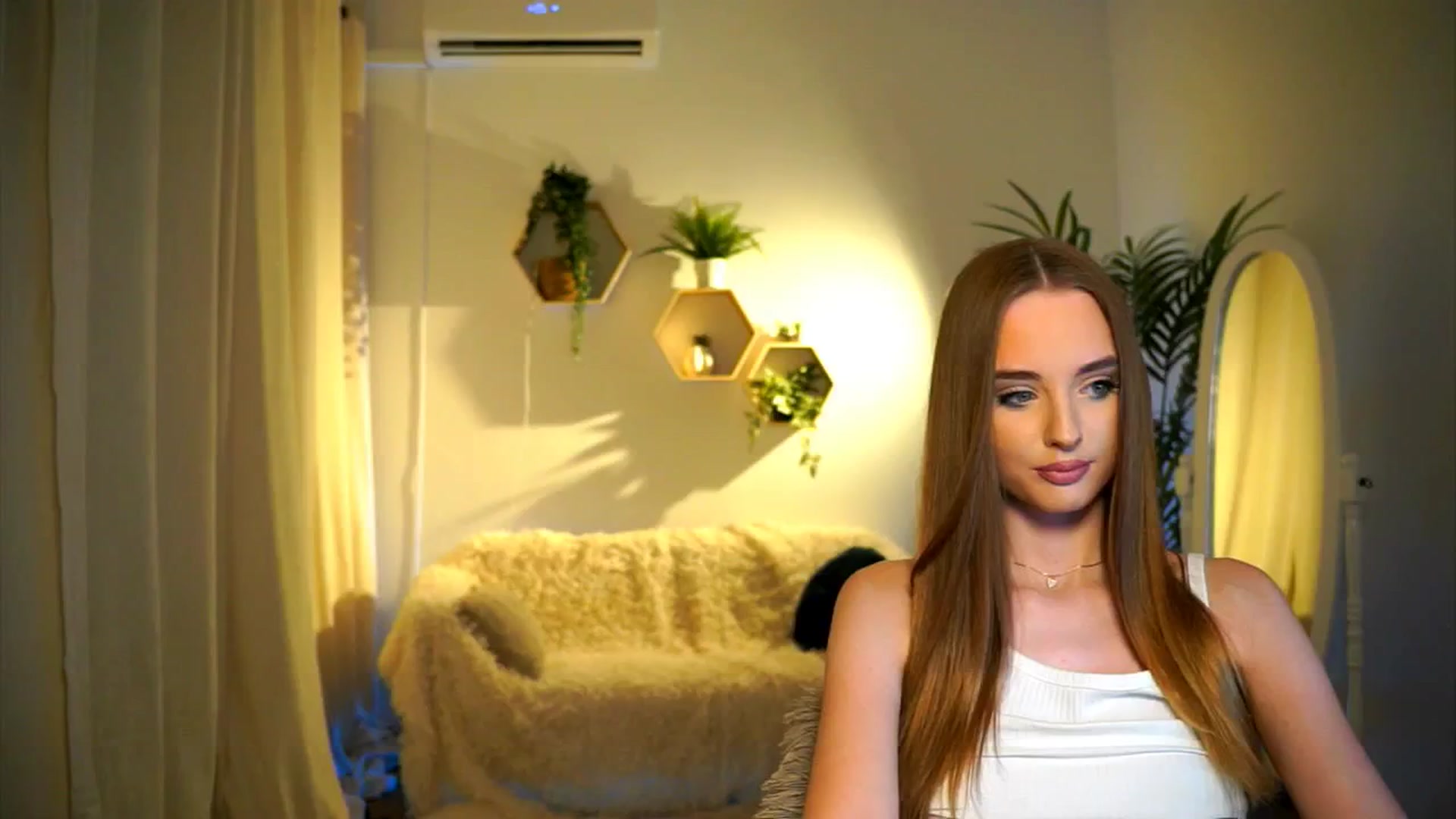 Gallery image thumbnail from petitegonwild's myfreecams stream on, 09/28/2024, 18:40 image 8 of 20