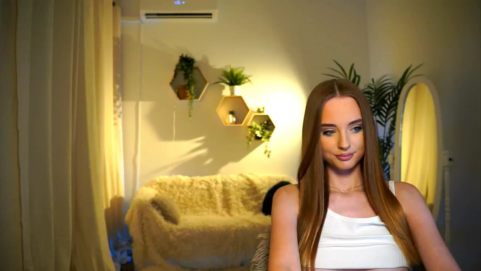 Gallery image thumbnail from petitegonwild's myfreecams stream on, 09/28/2024, 18:40 image 6 of 20