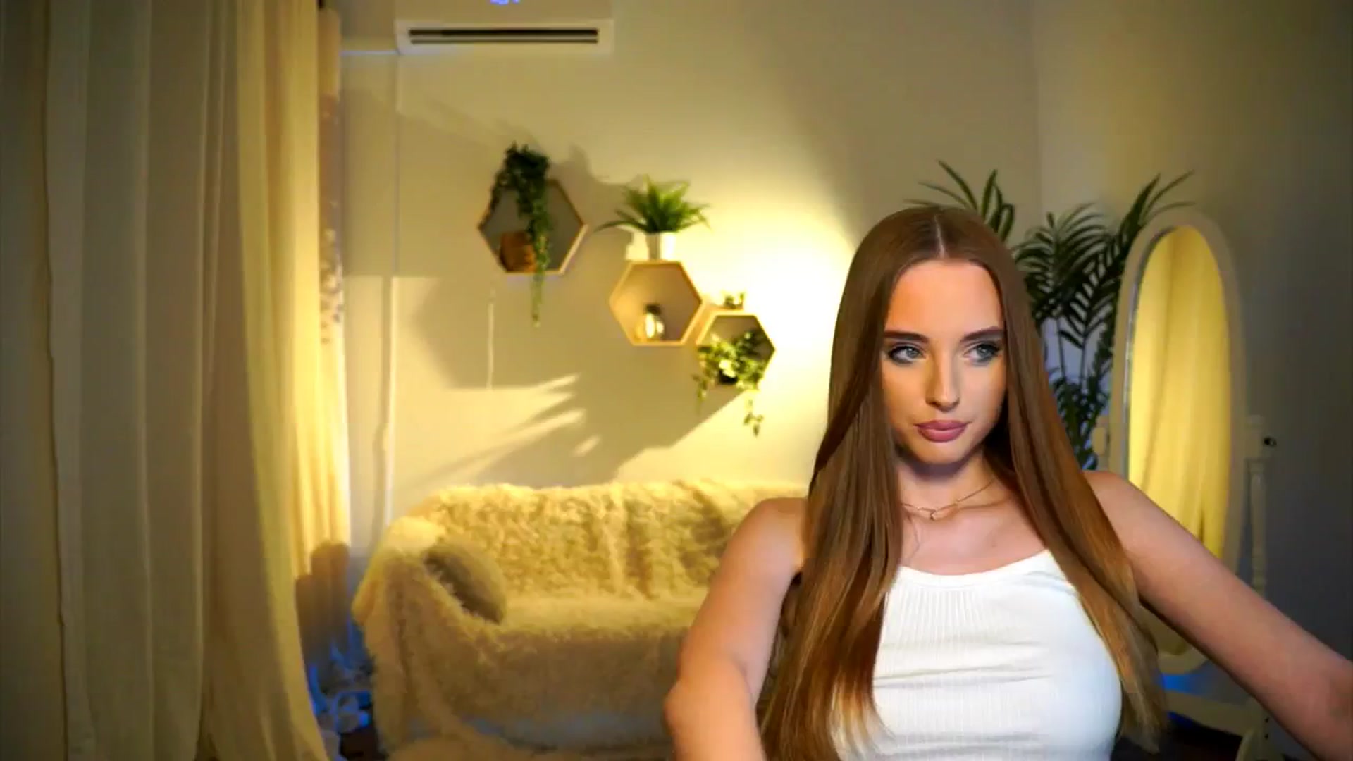 Gallery image thumbnail from petitegonwild's myfreecams stream on, 09/28/2024, 18:40 image 12 of 20