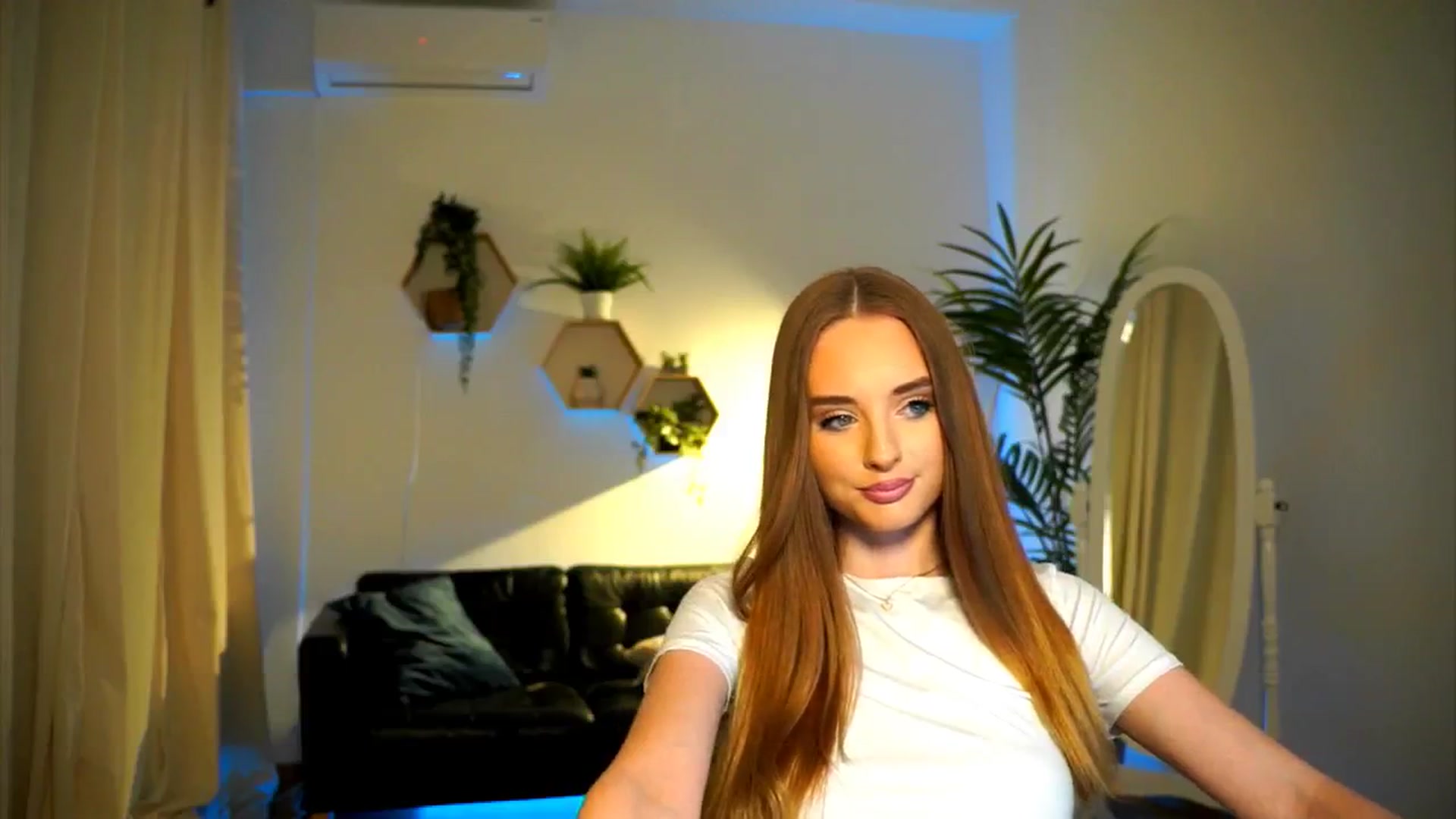Gallery image thumbnail from petitegonwild's myfreecams stream on, 10/04/2024, 15:31 image 4 of 20