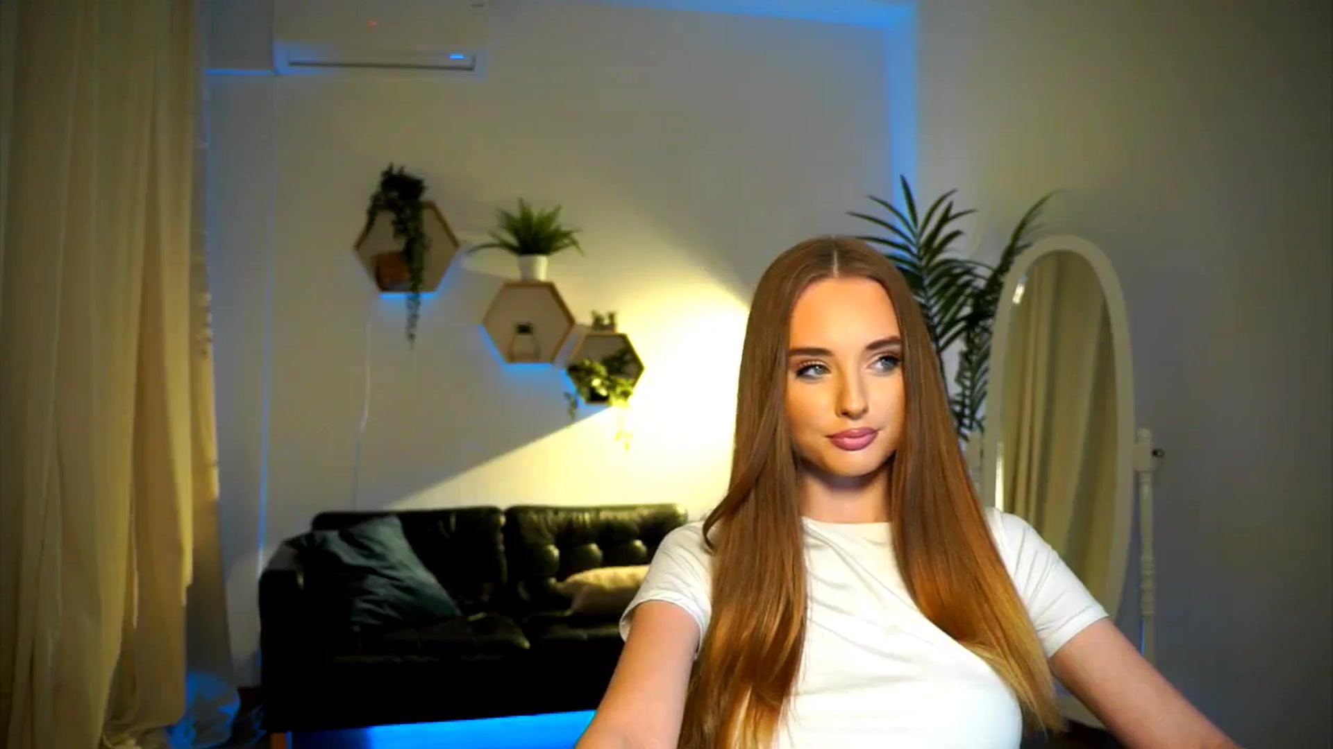 Gallery image thumbnail from petitegonwild's myfreecams stream on, 10/04/2024, 16:29 image 3 of 20