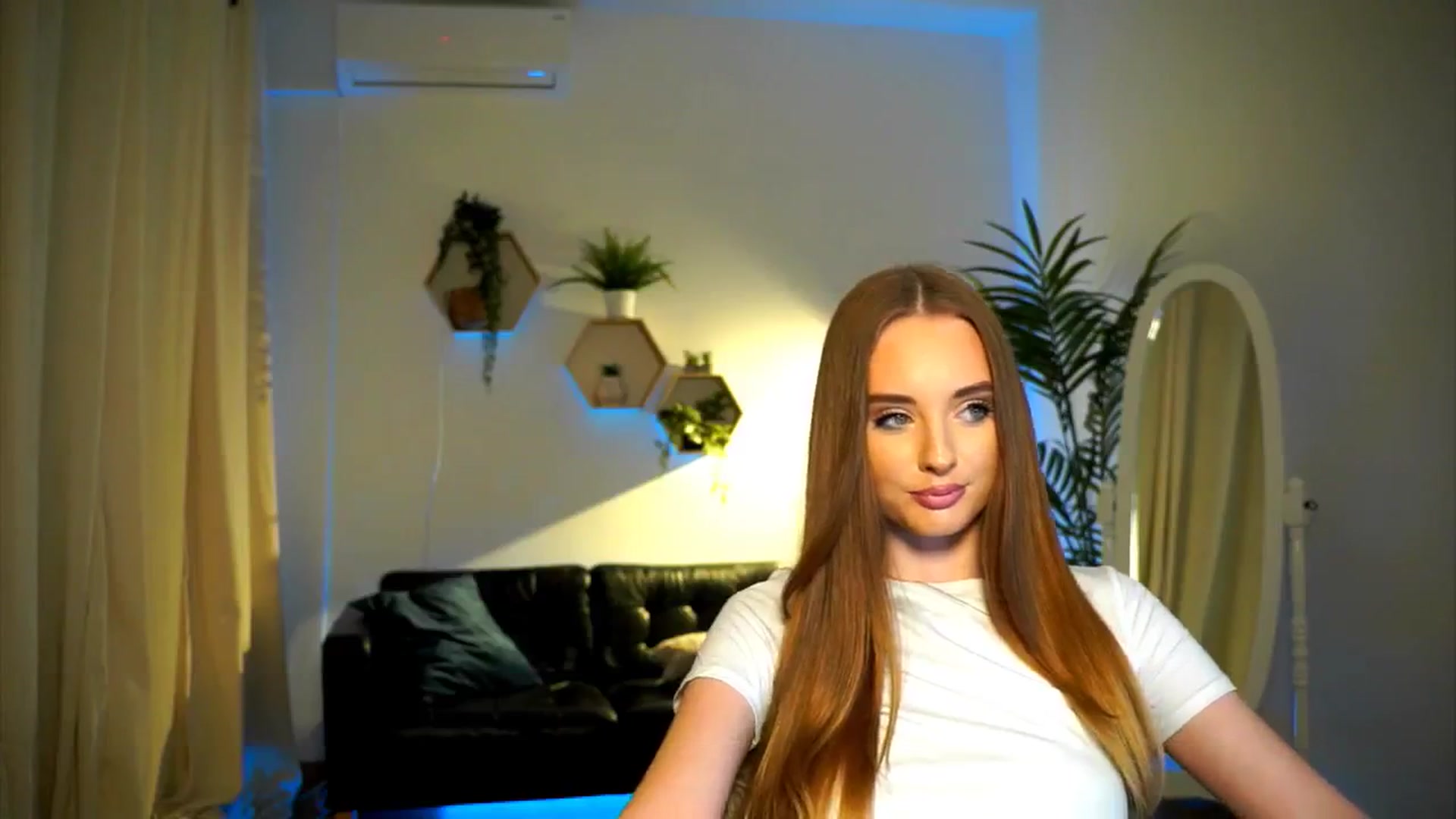 Gallery image thumbnail from petitegonwild's myfreecams stream on, 10/04/2024, 17:36 image 9 of 20