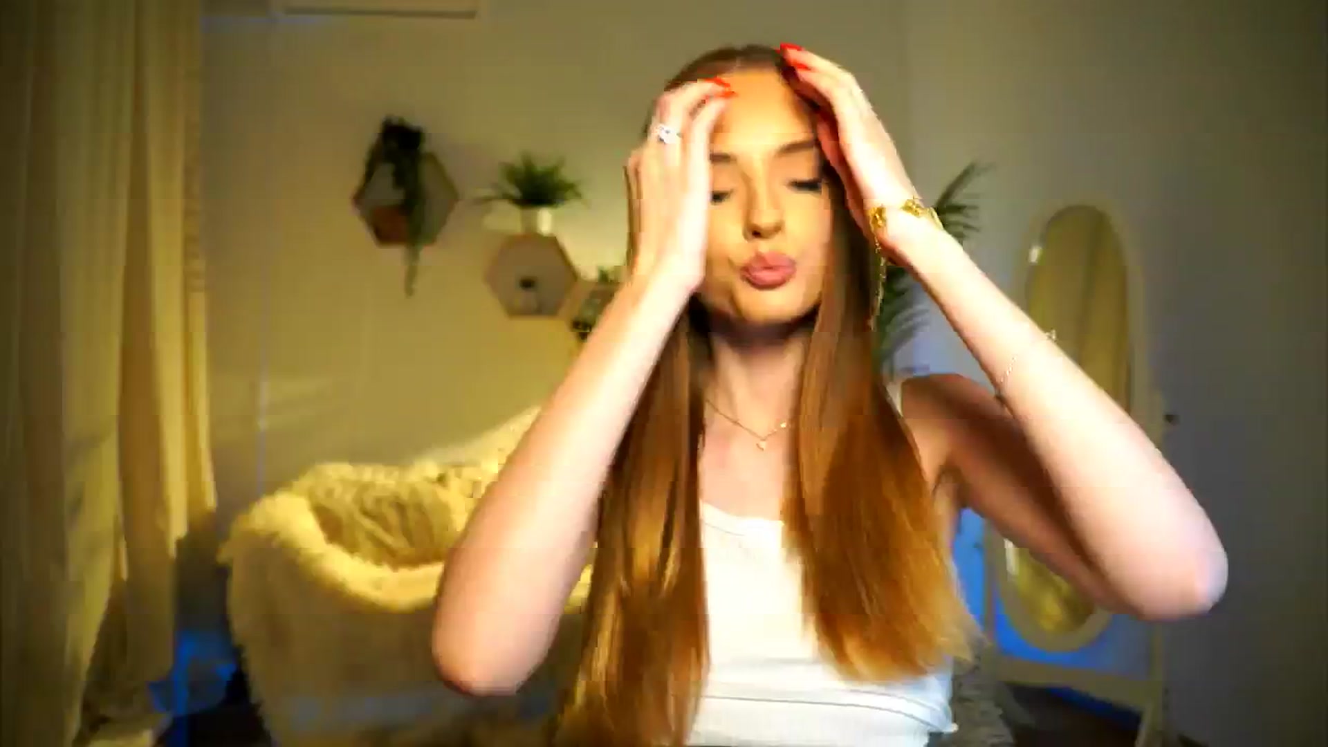 Gallery image thumbnail from petitegonwild's myfreecams stream on, 10/06/2024, 17:36 image 11 of 20