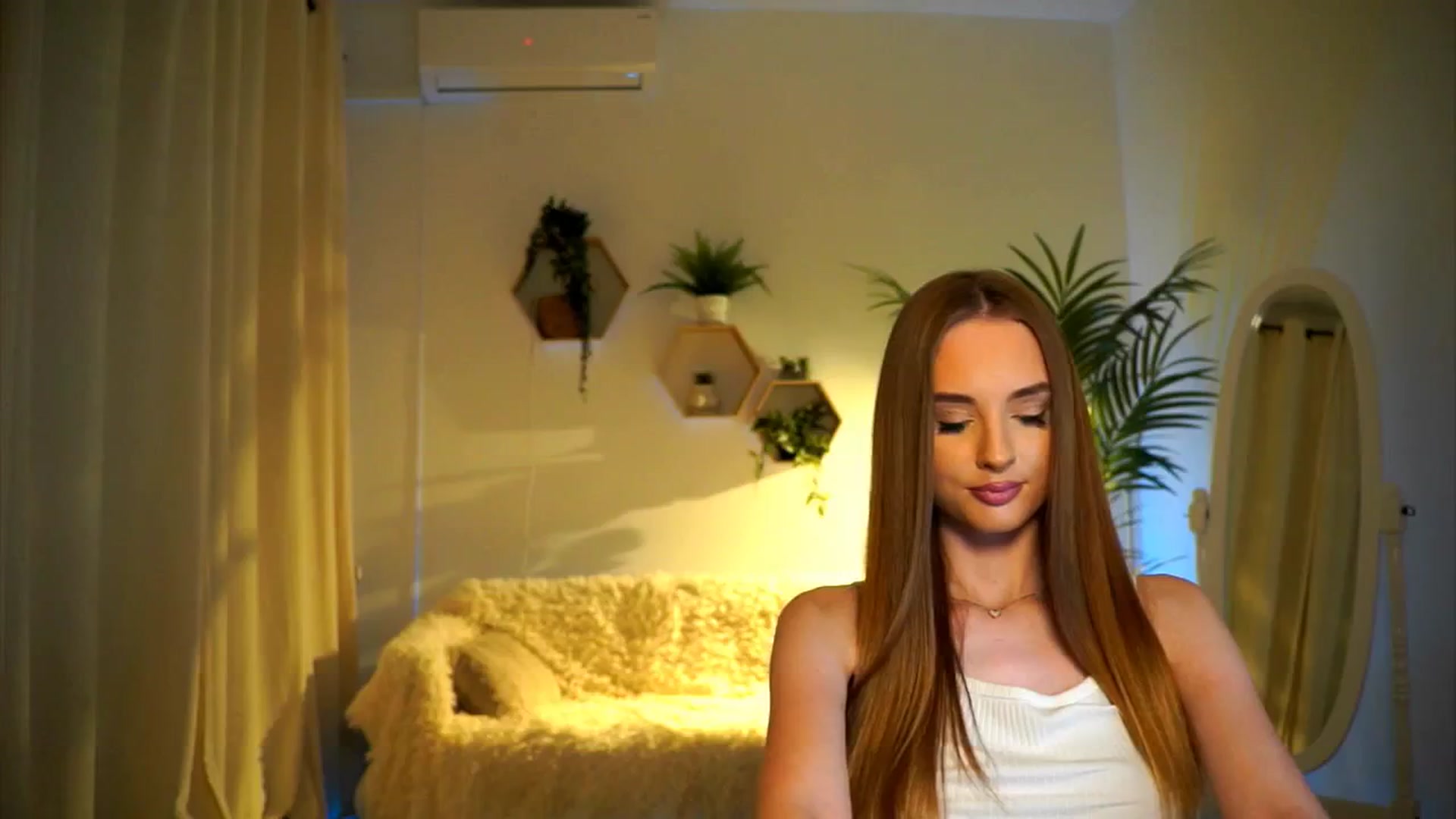 Gallery image thumbnail from petitegonwild's myfreecams stream on, 10/13/2024, 16:14 image 10 of 20