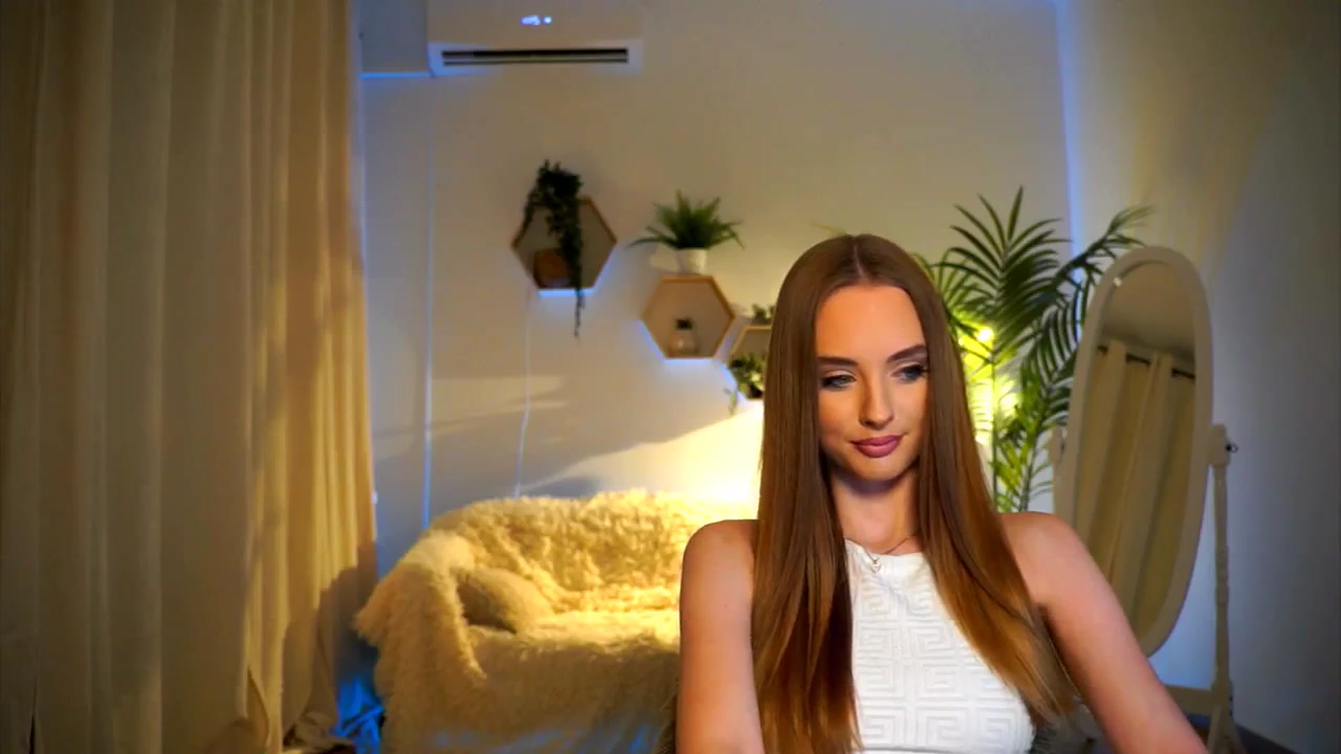 Gallery image thumbnail from petitegonwild's myfreecams stream on, 10/17/2024, 18:01 image 15 of 20