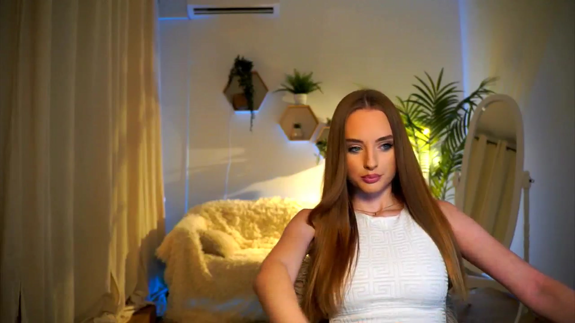 Gallery image thumbnail from petitegonwild's myfreecams stream on, 10/17/2024, 18:01 image 4 of 20