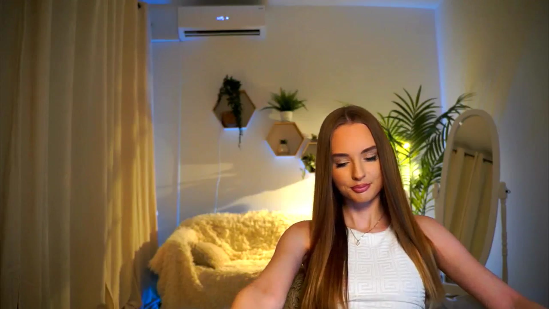 Gallery image thumbnail from petitegonwild's myfreecams stream on, 10/17/2024, 18:01 image 11 of 20