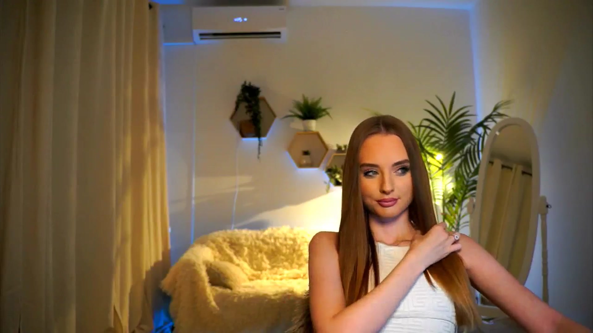 Gallery image thumbnail from petitegonwild's myfreecams stream on, 10/17/2024, 18:01 image 10 of 20
