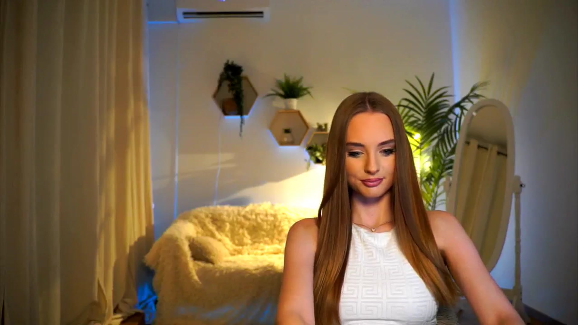 Gallery image thumbnail from petitegonwild's myfreecams stream on, 10/17/2024, 19:18 image 3 of 20