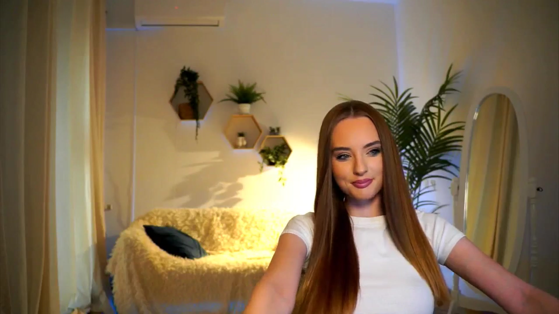 Gallery image thumbnail from petitegonwild's myfreecams stream on, 10/18/2024, 15:41 image 6 of 20