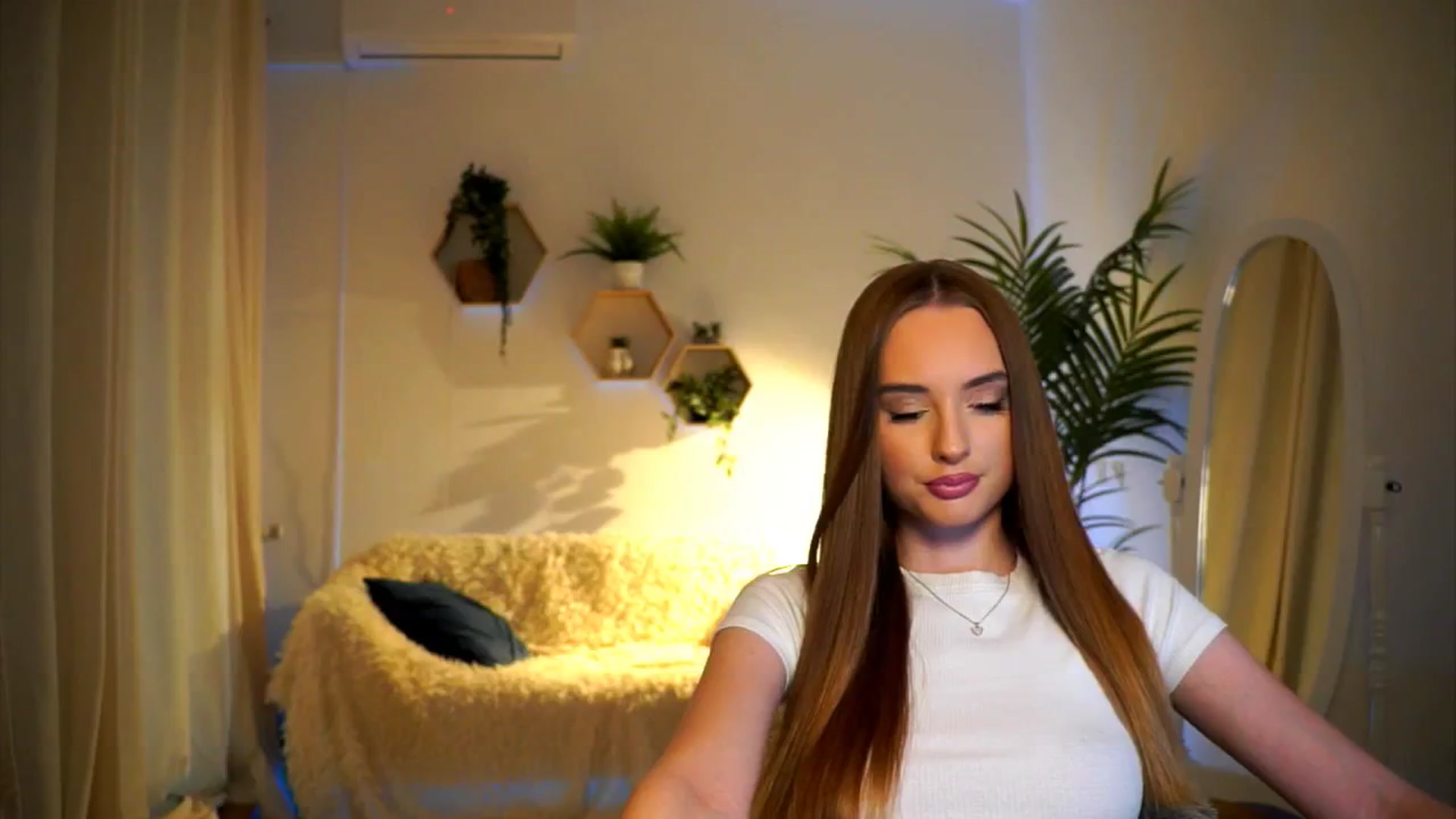 Gallery image thumbnail from petitegonwild's myfreecams stream on, 10/18/2024, 15:41 image 17 of 20