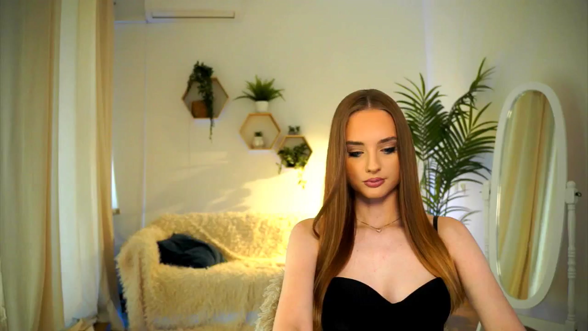 Gallery image thumbnail from petitegonwild's myfreecams stream on, 10/19/2024, 10:06 image 11 of 20