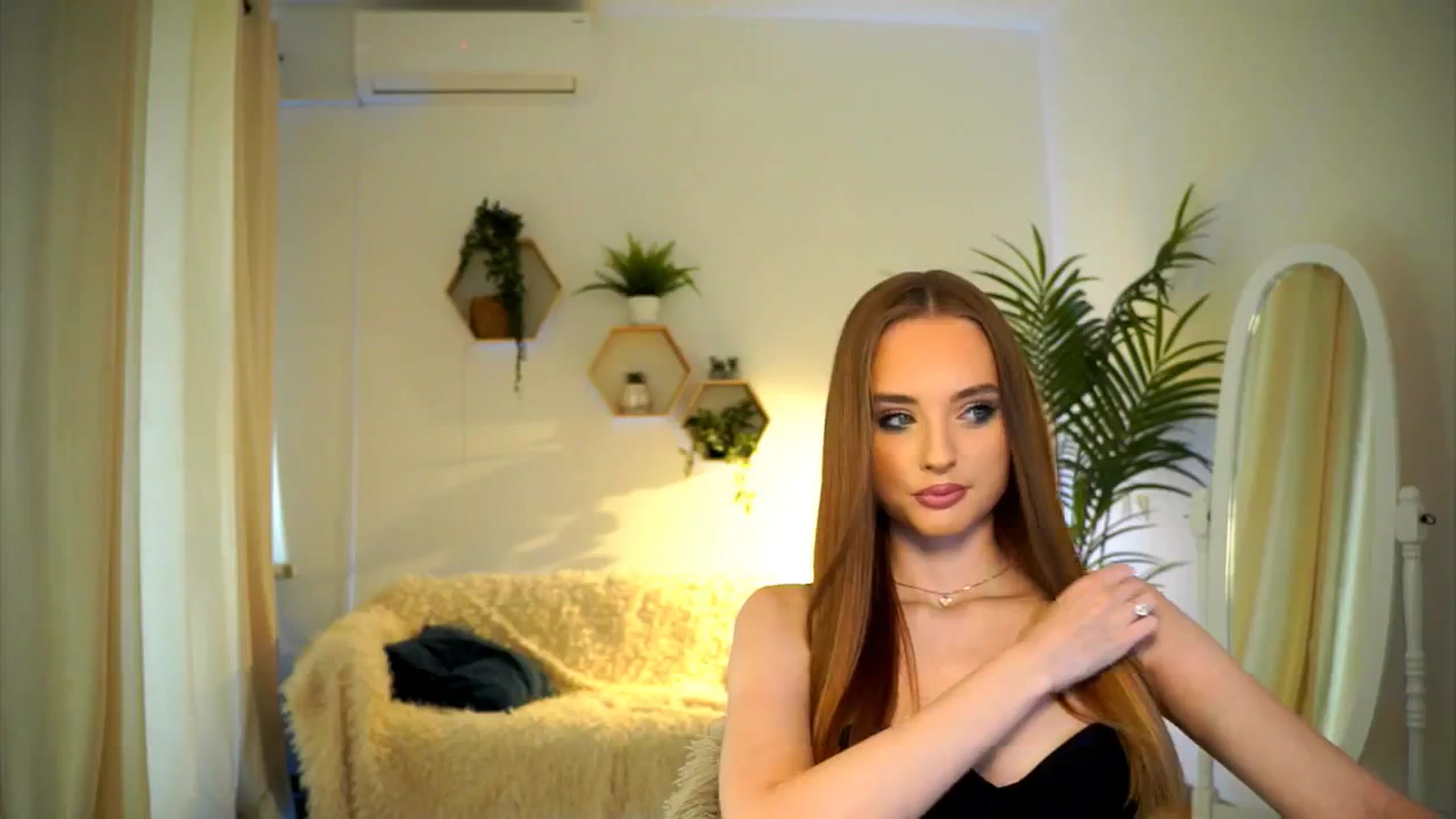 Gallery image thumbnail from petitegonwild's myfreecams stream on, 10/19/2024, 10:06 image 17 of 20