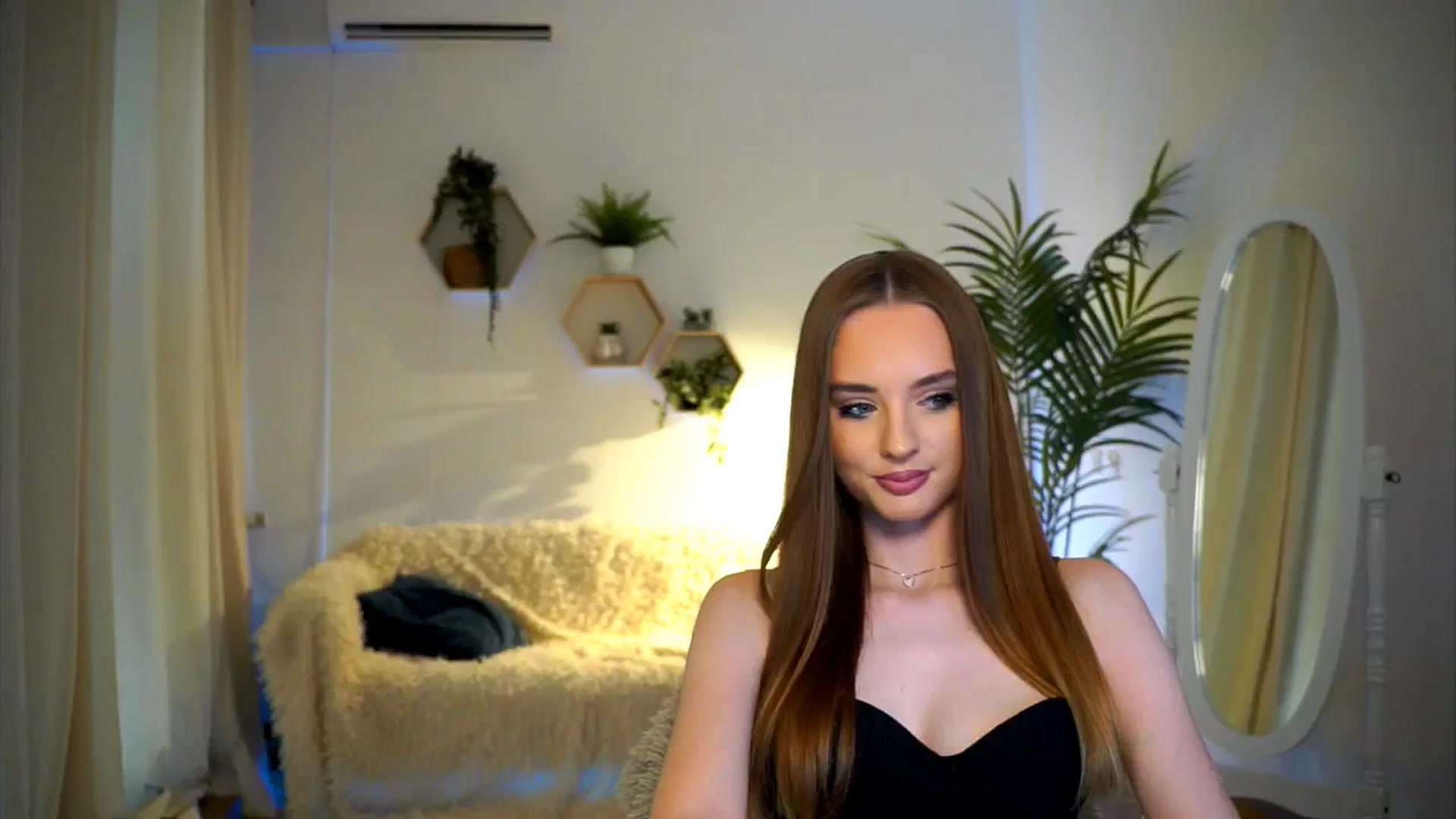 Gallery image thumbnail from petitegonwild's myfreecams stream on, 10/19/2024, 11:36 image 17 of 20